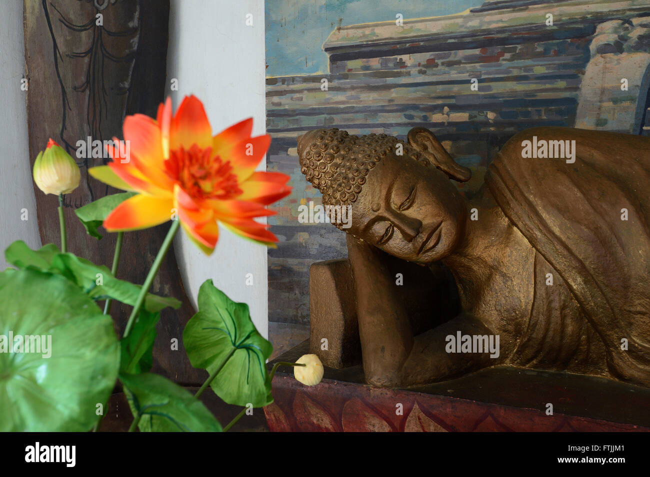 liegende Buddha-Statue auf einem Altar in einem Gebetsraum des buddhistischen Kloster Brahma Vihara, Banjar, Nordbali, Bali, Indonesien Stock Photo