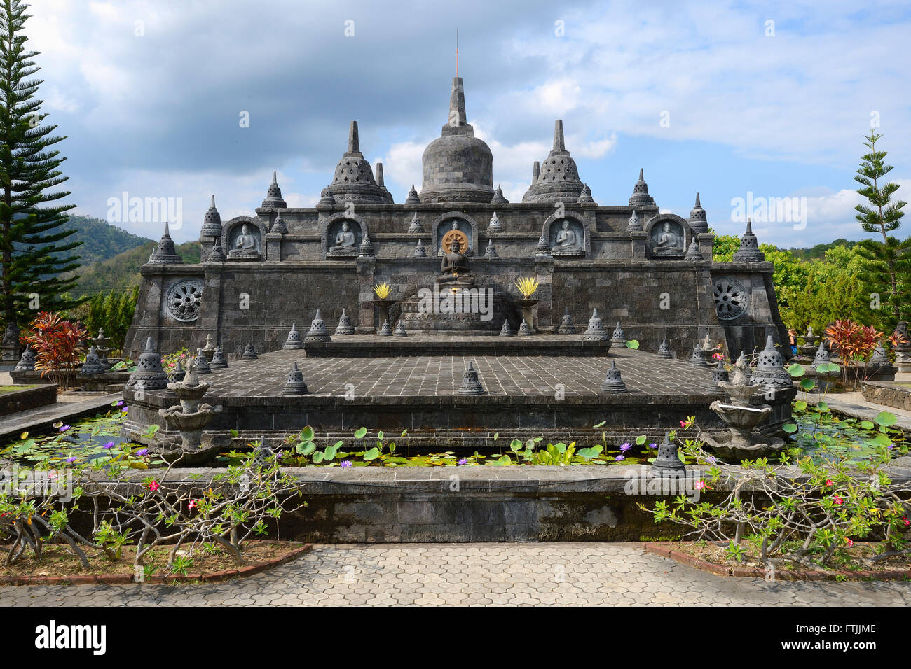 grosser Altar, Außenbreich des buddhistischen Kloster Brahma Vihara, Banjar, Nordbali, Bali, Indonesien Stock Photo