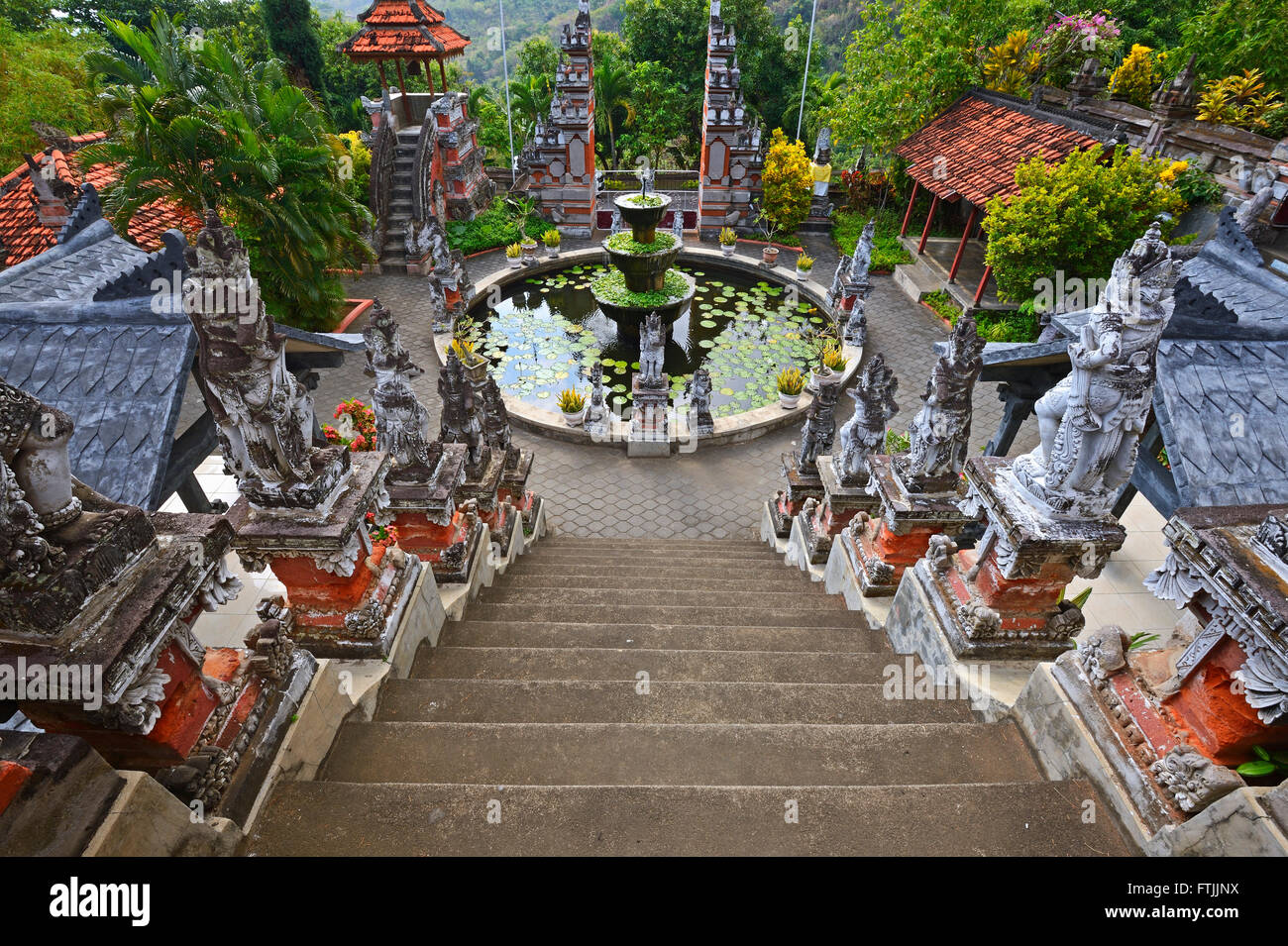 zentraler Platz mit Brunnen, buddhistischens Kloster Brahma Vihara, Banjar, Nordbali, Bali, Indonesien Stock Photo