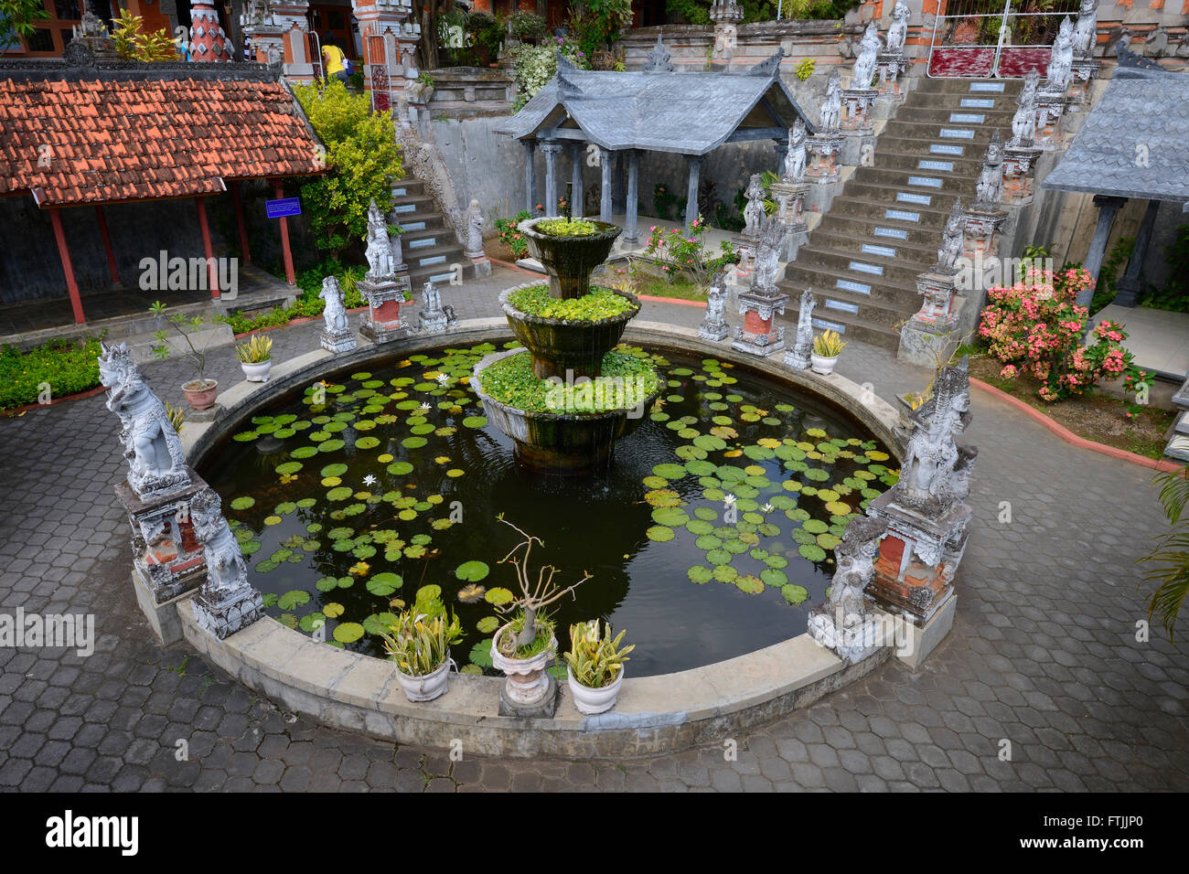 zentraler Platz mit Brunnen, buddhistisches Kloster Brahma Vihara, Banjar, Nordbali, Bali, Indonesien Stock Photo