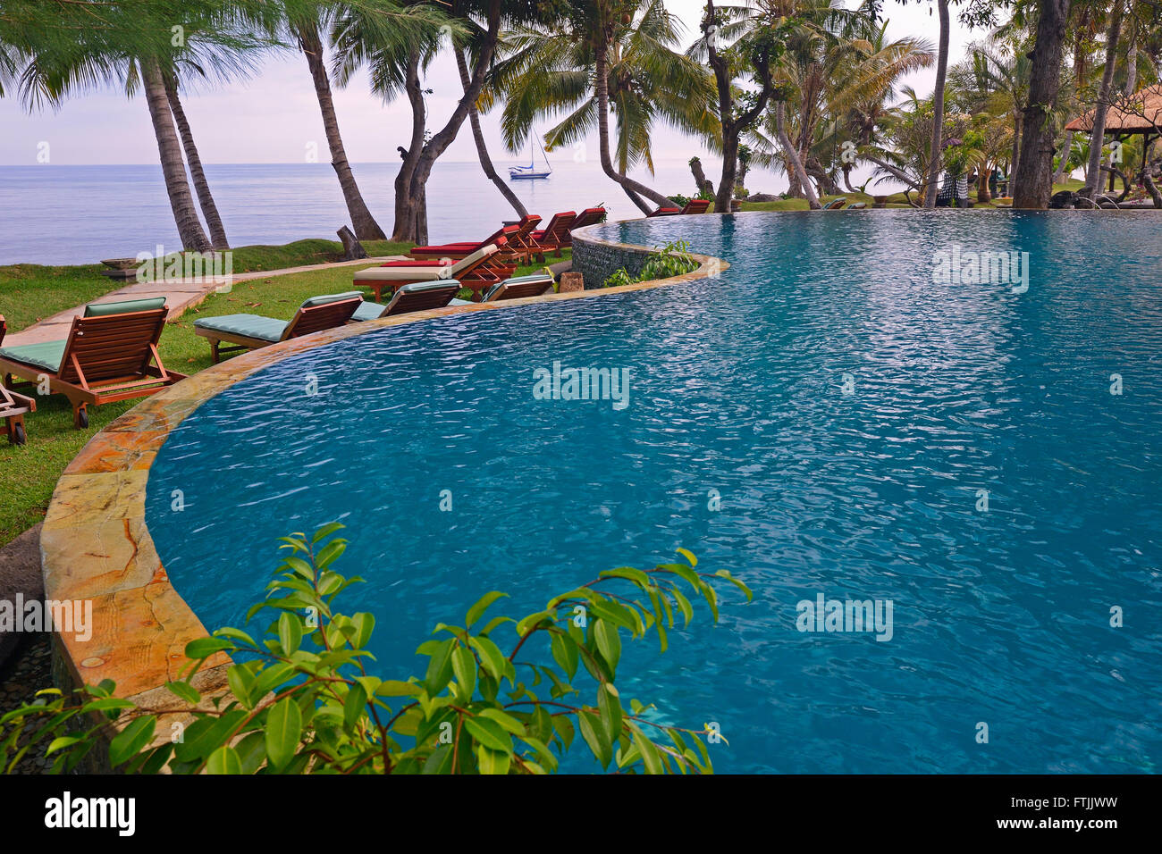 Swimmingpool mit Ausblick aufs Meer, 5 Sterne Luxusresort, Lovina Beach, Nordbali, Bali, Indonesien Stock Photo