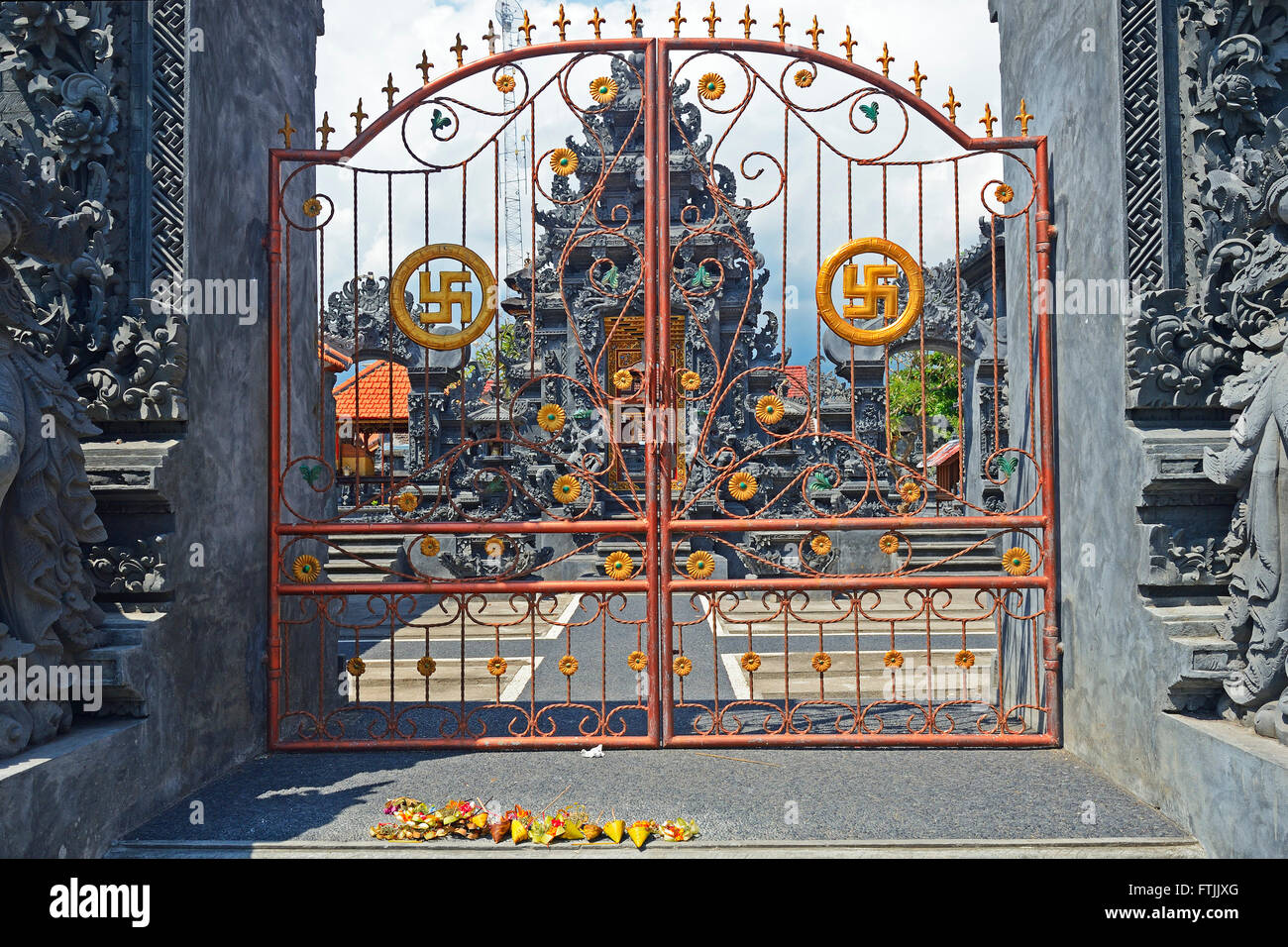 Tor mit Hakenkreuz als Swastika, Glueckssymbol im Hinduismus, Tempel Pura Segara, Lovina Beach, Nordbali, Bali, Indonesien Stock Photo