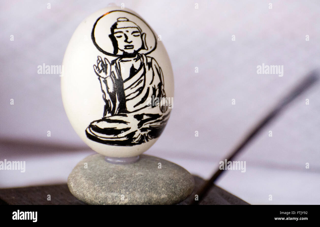 Pola de Siero, Spain. 29th March, 2016. A painted hen egg which represents the a Buddha at the Feast of Easter Eggs of Pola de Siero, the only Spanish city in which this feast is celebrated, on the first Tuesday after Easter Sunday, with thousands of eggs painted by hand. © David Gato/Alamy Live News Stock Photo