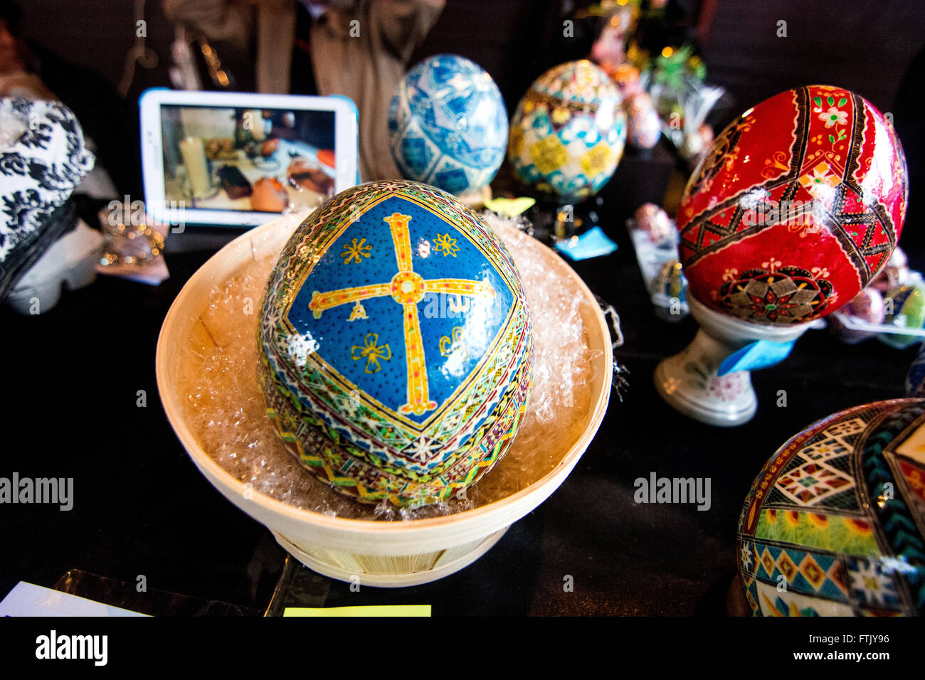Pola de Siero, Spain. 29th March, 2016. A painted goose egg which represents the flag of Asturias at the Feast of Easter Eggs of Pola de Siero, the only Spanish city in which this feast is celebrated, on the first Tuesday after Easter Sunday, with thousands of eggs painted by hand. © David Gato/Alamy Live News Stock Photo