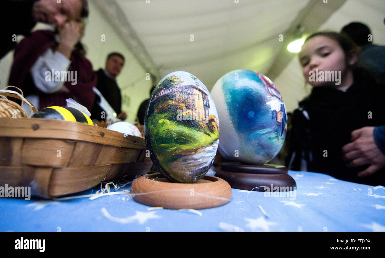 Pola de Siero, Spain. 29th March, 2016. A painted hen egg which represents a country house at the Feast of Easter Eggs of Pola de Siero, the only Spanish city in which this feast is celebrated, on the first Tuesday after Easter Sunday, with thousands of eggs painted by hand. © David Gato/Alamy Live News Stock Photo