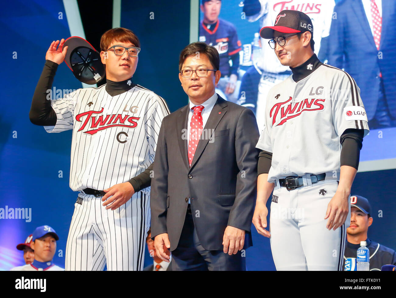 Yang Sang-moon, Ryu Jae-kuk and Park Yong-Taik, Mar 28, 2016 : South Korean  baseball team LG Twins' manager Yang Sang-moon (C), pitcher Ryu Jae-kuk (L)  and outfielder Park Yong-Taik pose during a