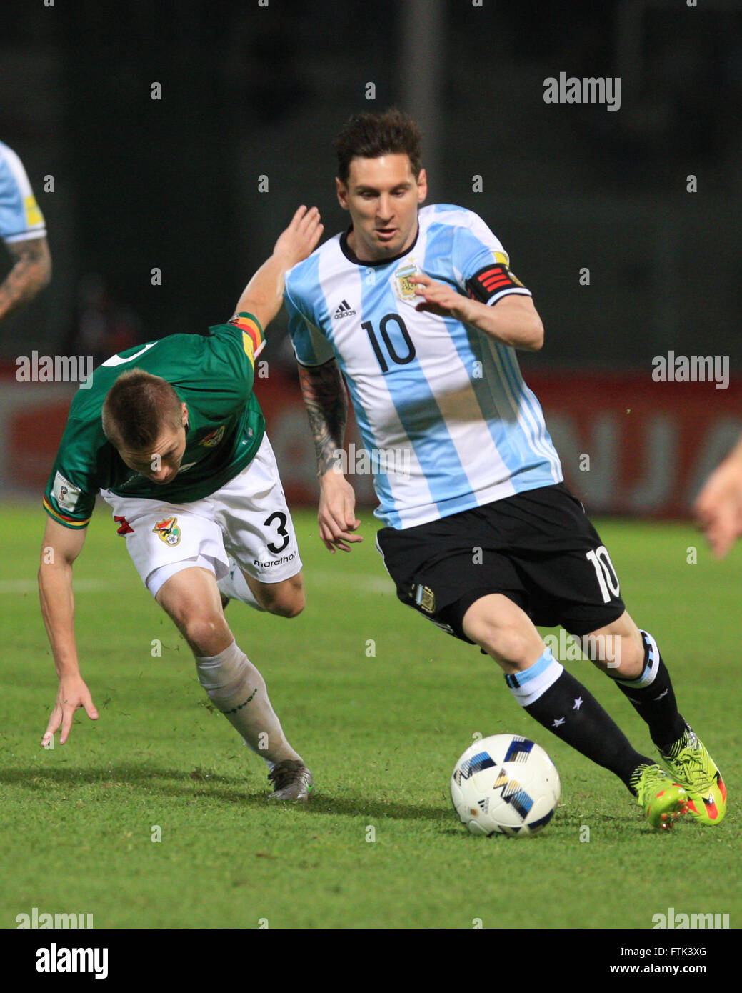 Cordoba, Argentina. 29th Mar, 2016. Argentina's Lionel Messi (R) vies with Bolivia's Alejandro Chumacero during their qualifying match for 2018 Russia World Cup at Mario Alberto Kempes Stadium in Cordoba, Argentina, on March 29, 2016. Argentina won 2-0. © Martin Zabala/Xinhua/Alamy Live News Stock Photo