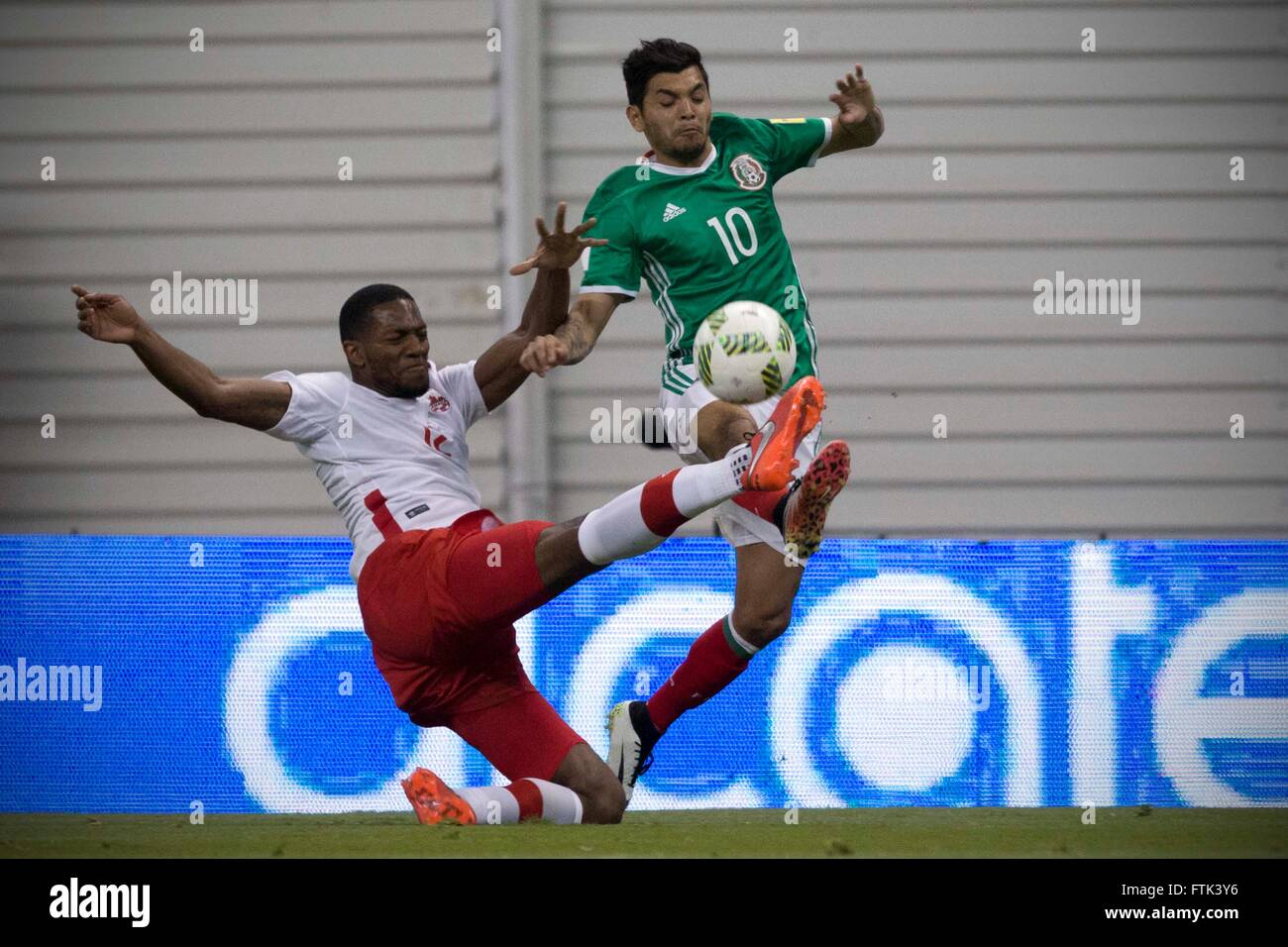 Ciudad De Mexico, Mexico. 29th Mar, 2016. Mexico's Jesus Corona (R) vies with Canada's Doneil Henry during the qualifying match for 2018 Russia World Cup at Azteca Stadium in Mexico City, capital of Mexico, on March 29, 2016. Mexico won 2-0. © Alejandro Ayala/Xinhua/Alamy Live News Stock Photo