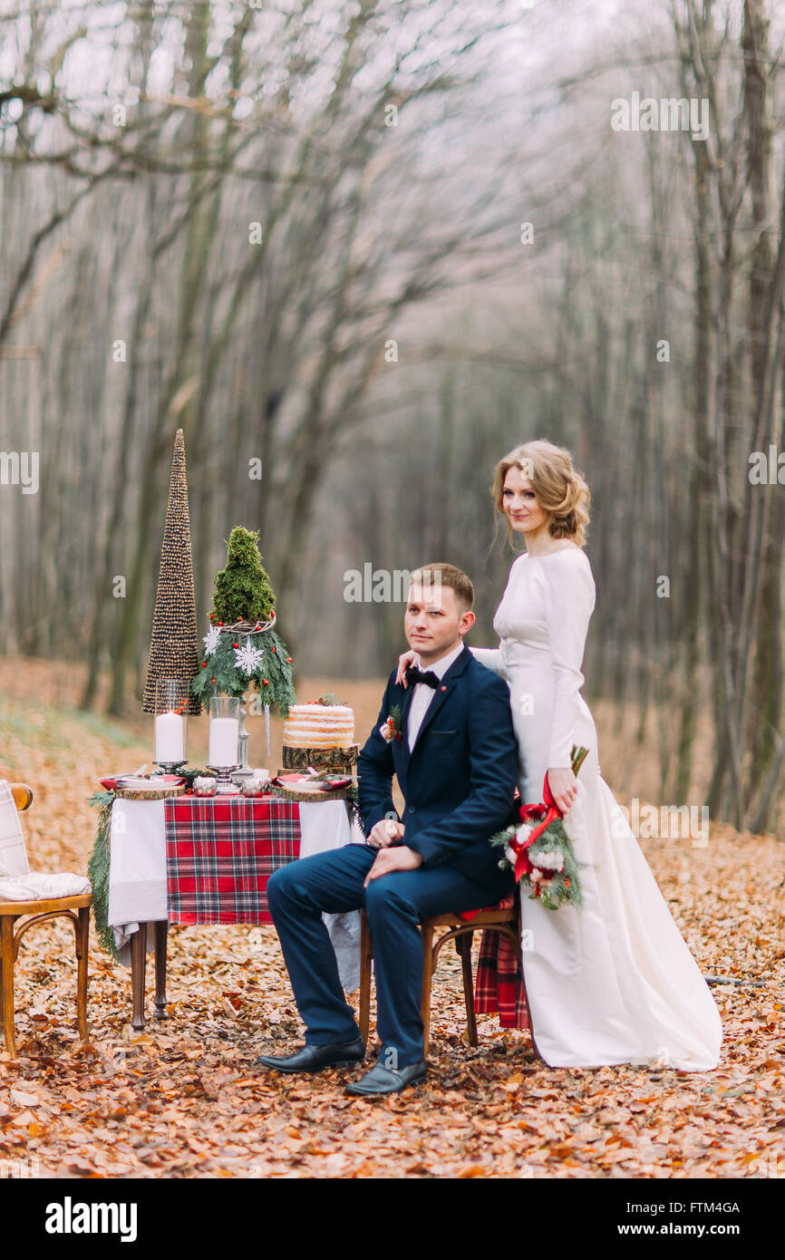 Creating Winter Wonderland: Outdoor Christmas Wedding Flowers, image size:866x1390