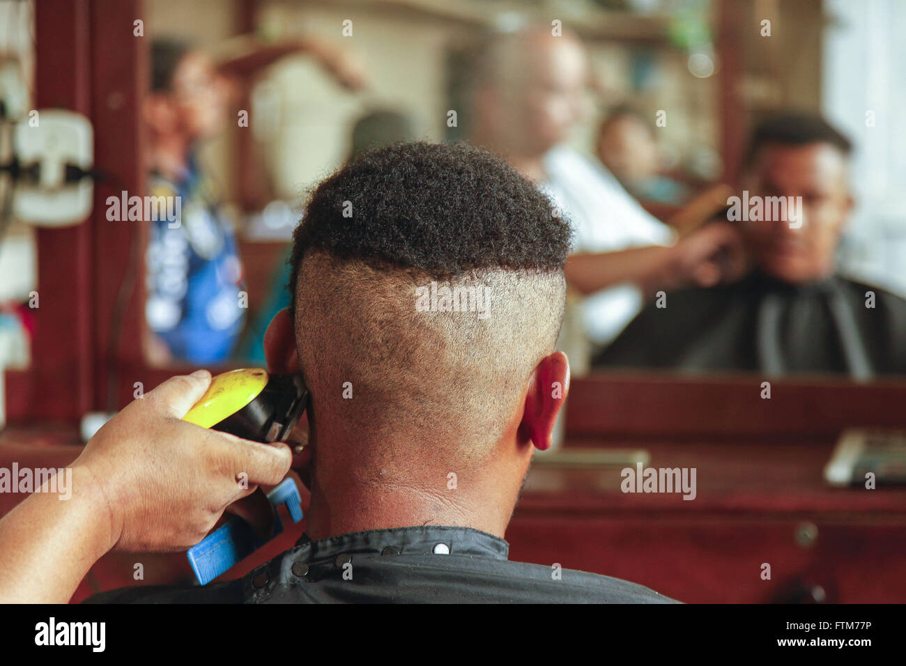 Corte de cabelo com maquina eletrica em barbearia do Mercado Ver-o-Peso  Stock Photo - Alamy