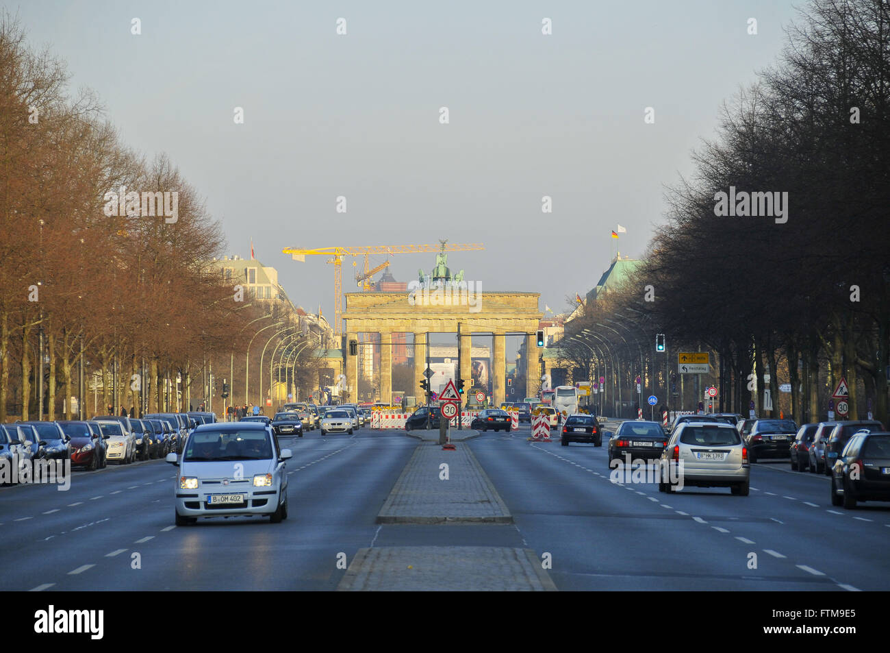 Stabe des 17 Juni - Avenue June 17 to fund the Brandenburg Gate Stock Photo
