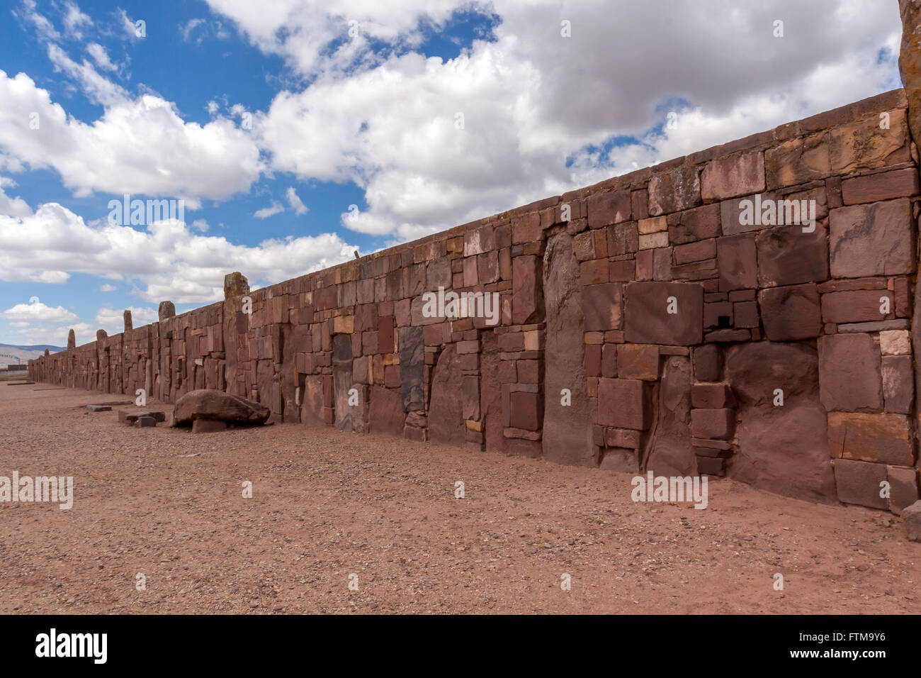Stone Heads, Kalasaya Compound Wall. (Spanish: Tiahuanaco or Tiahuanacu) is a Pre-Columbian archaeological site in western Bolivia. Stock Photo
