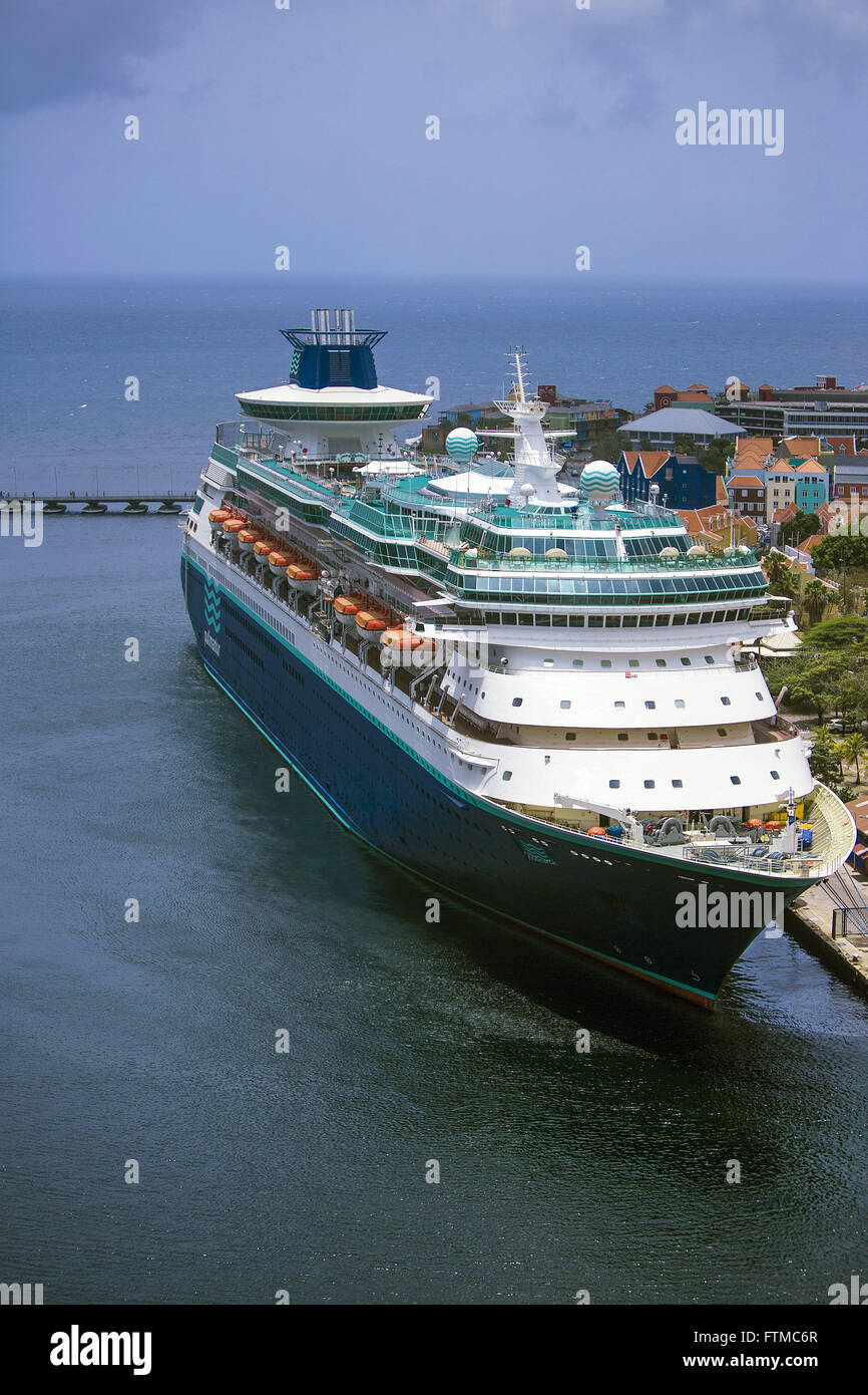 Vista de cima de navio de cruzeiro maritimo atracado no porto em Willemstad - Caribe Stock Photo