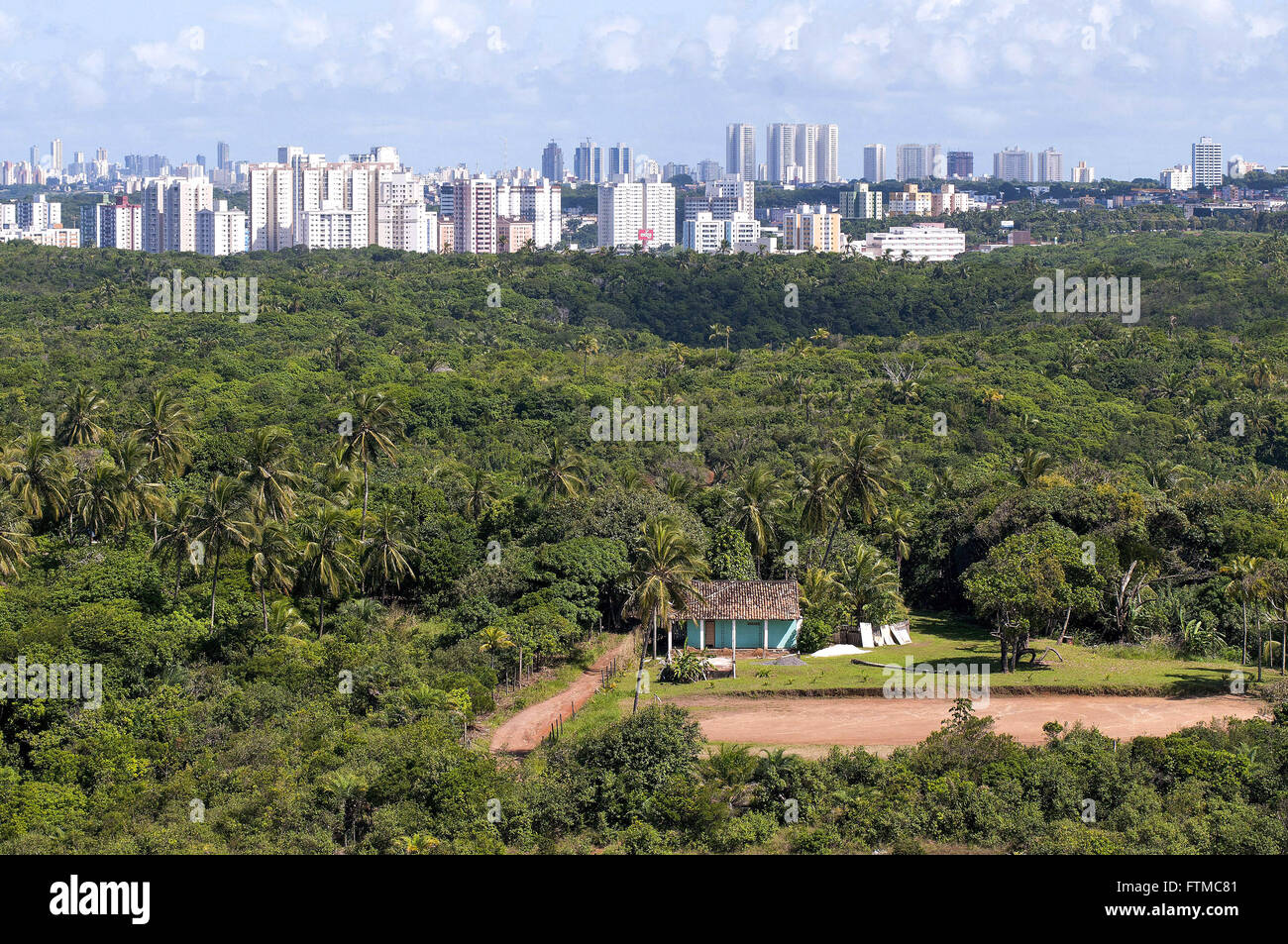 Vista de cima do Parque Metropolitano de Pituacu - bairro Pituacu Stock Photo