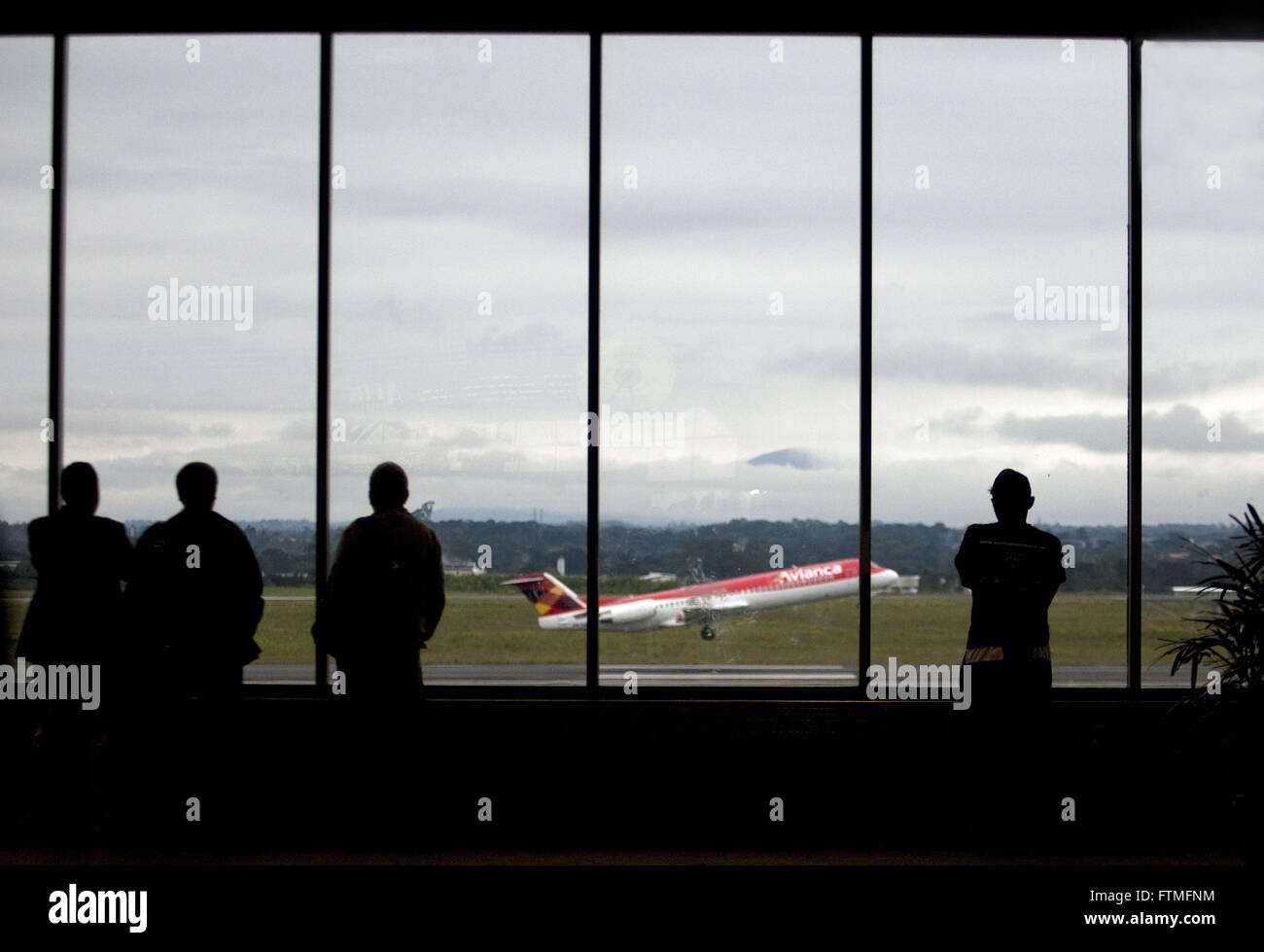 Planes take off hi-res stock photography and images - Alamy