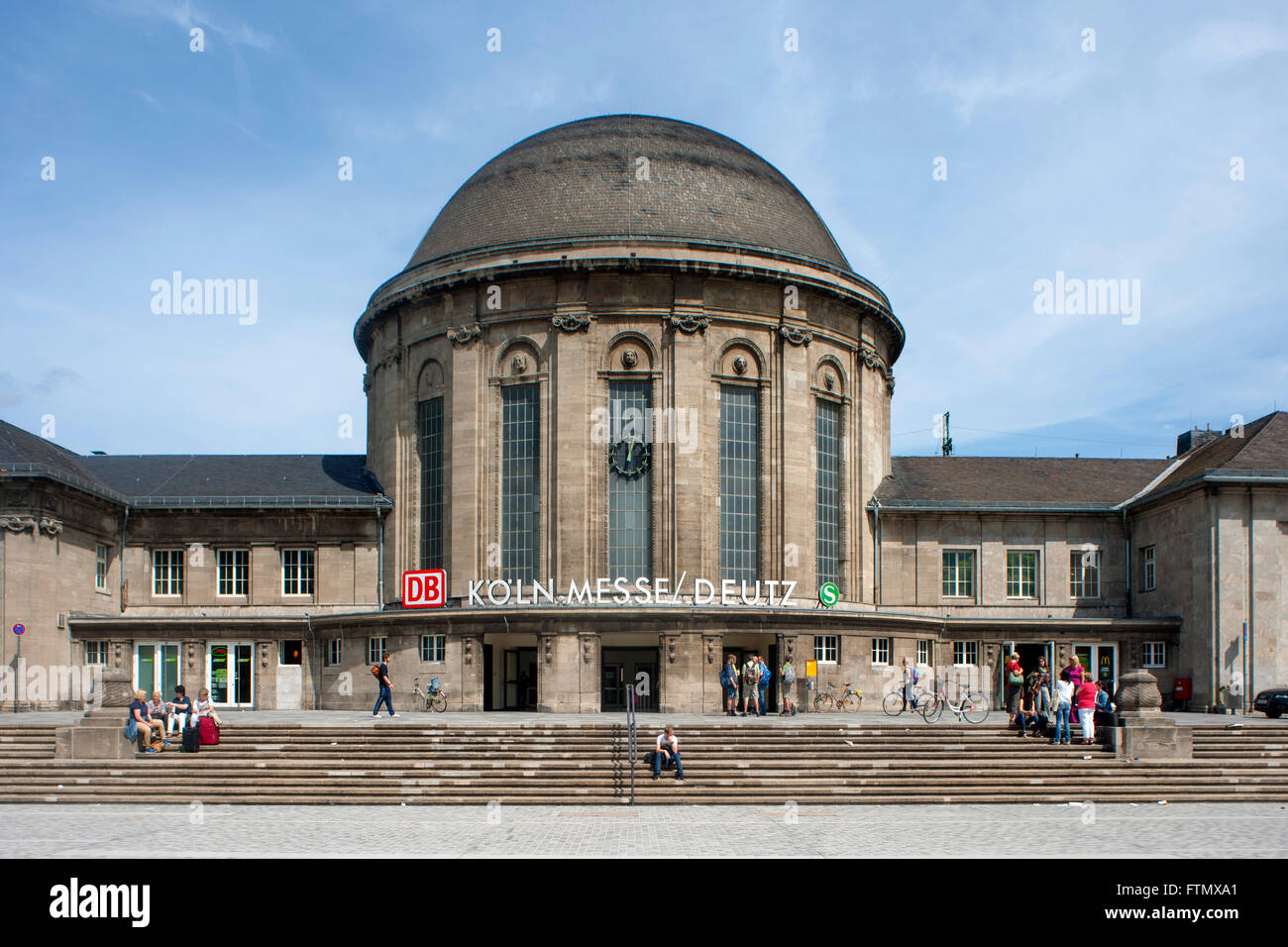 Köln, Deutz, Ottoplatz, Bahnhof Deutz, Empfangsgebäude Köln Messe/Deutz ...