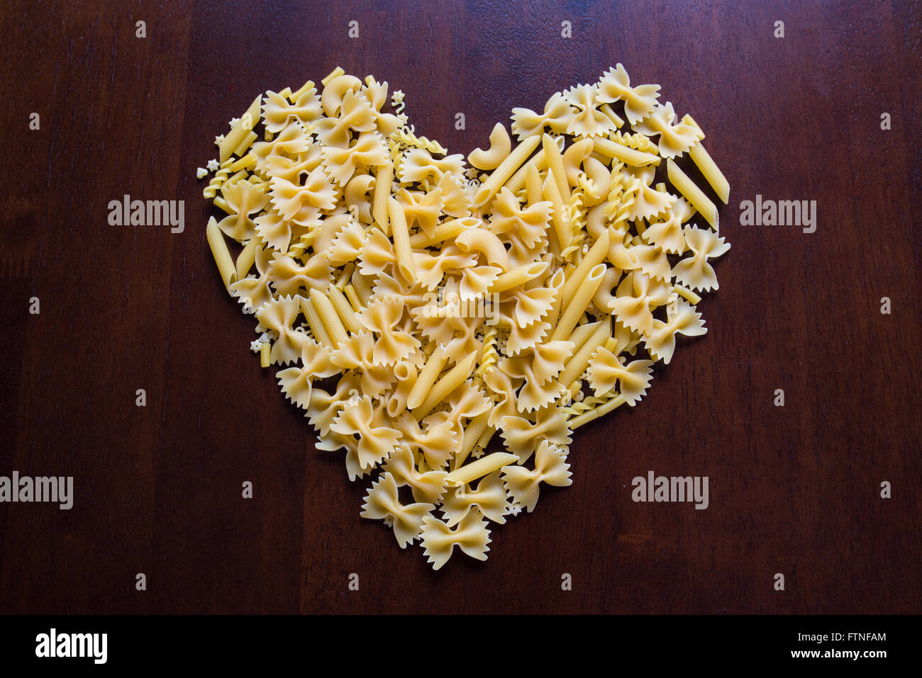 Sullo sfondo di un cuore di pasta a forma di Foto stock - Alamy