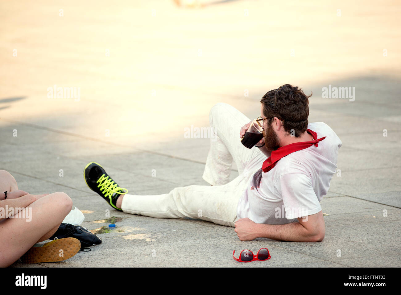 Spain Navarra Pamplona 10 July 2015 S Firmino fiesta a boy lying on the sidewalk during the festival, for s Firmino they consume Stock Photo