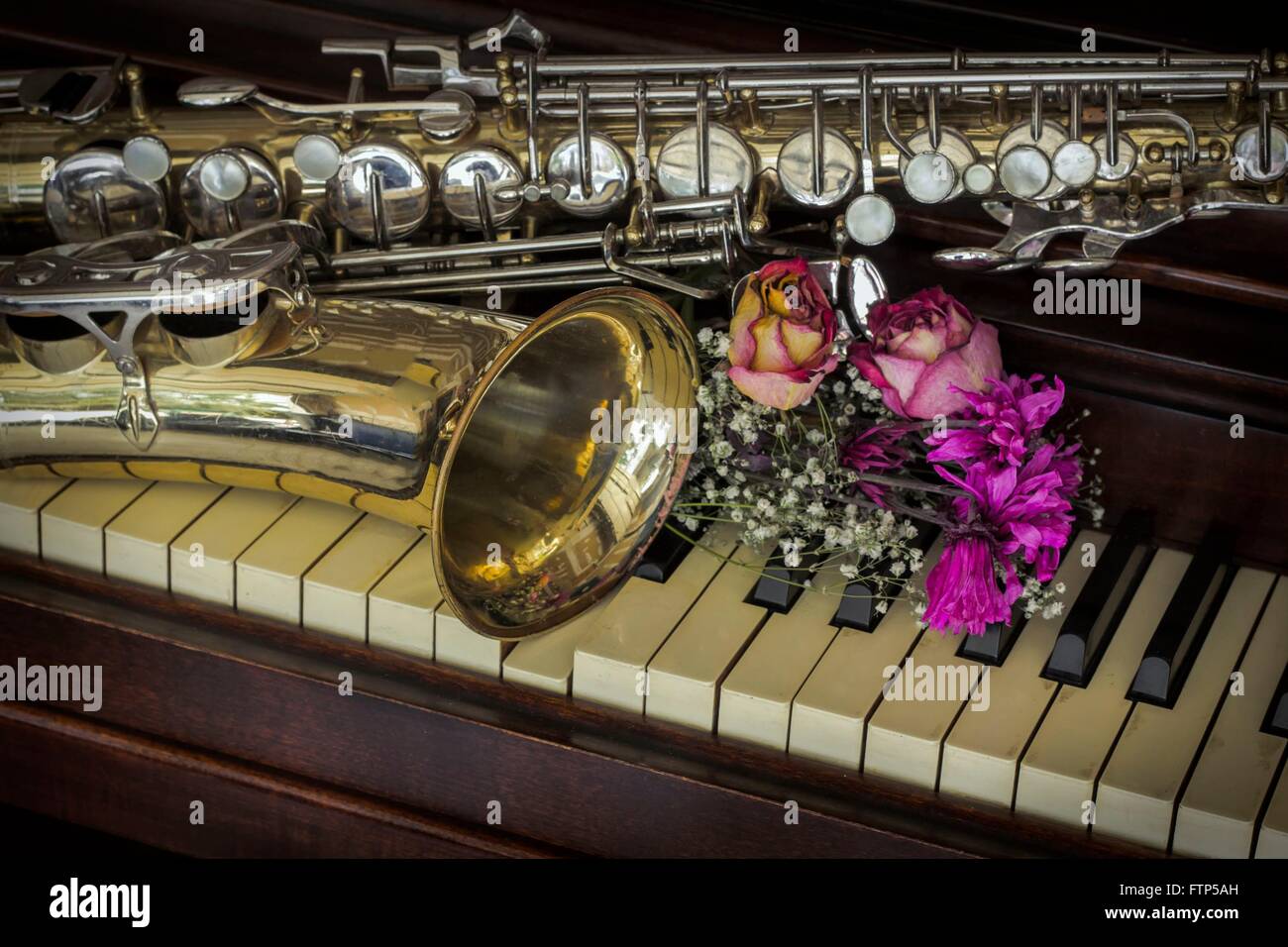 Саксофон и пианино. Рояль и саксофон. Музыкальные инструменты и цветы. Саксофон и синтезатор.