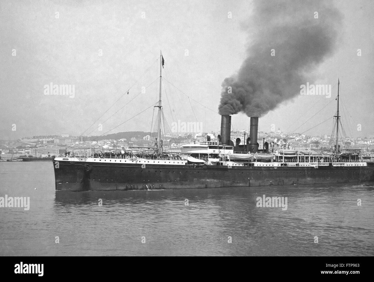 AJAXNETPHOTO.1905 - 1912 (APPROX). LISBON, PORTUGAL. - STEAMSHIP UNDER WAY - FRENCH MESSAGERIES MARITIME LINER AMZONE (EX LAOS) OR ANNAM MAKING SMOKE AS IT LEAVES HARBOUR LOADED WITH PASSENGERS. SHIP WAS EMPLOYED ON BORDEAUX TO LA PLATA (S.A.) RUN AT THIS TIME. RESCUED PASSENGERS FROM THE AUSTRAL IN 1907. PHOTO:AJAX VINTAGE PICTURE LIBRARY  REF:AVL MAIL SHIP 1910 Stock Photo