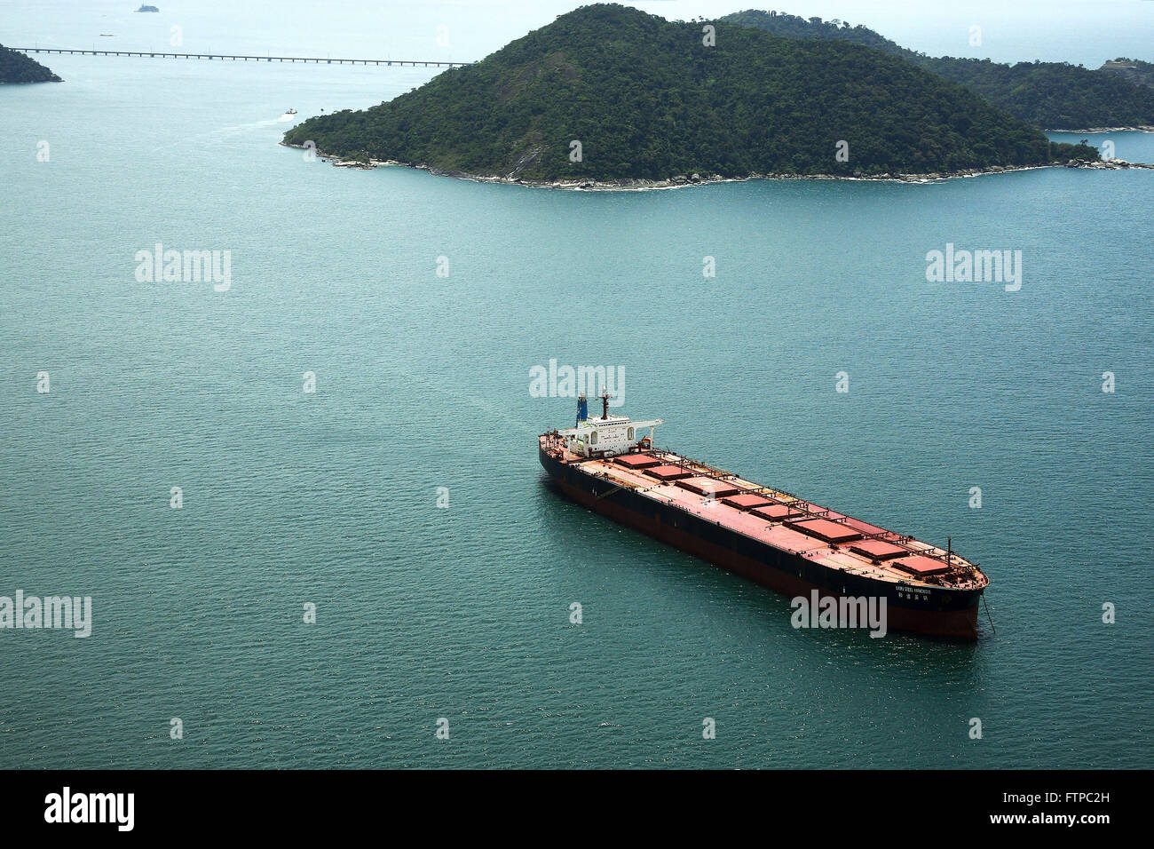 Vista aerea de navio graneleiro navegando na Baia de Sepetiba Stock Photo