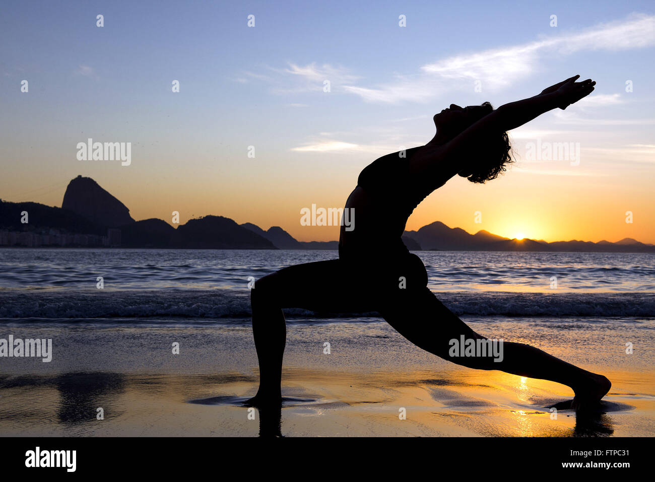 Mulher em pose de yoga na Praia de Copacabana ao amanhecer - zona