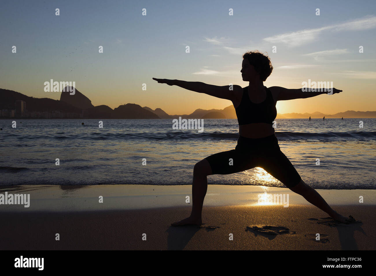 Mulher em pose de yoga na Praia de Copacabana ao amanhecer - zona sul Stock  Photo - Alamy