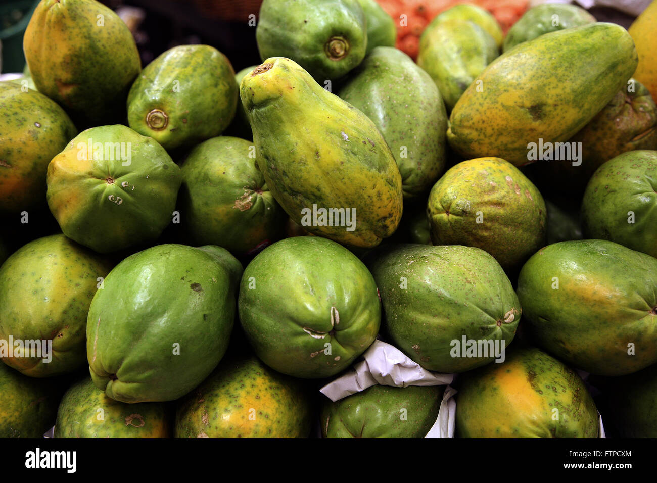 Papaya sale at supermarket Stock Photo Alamy