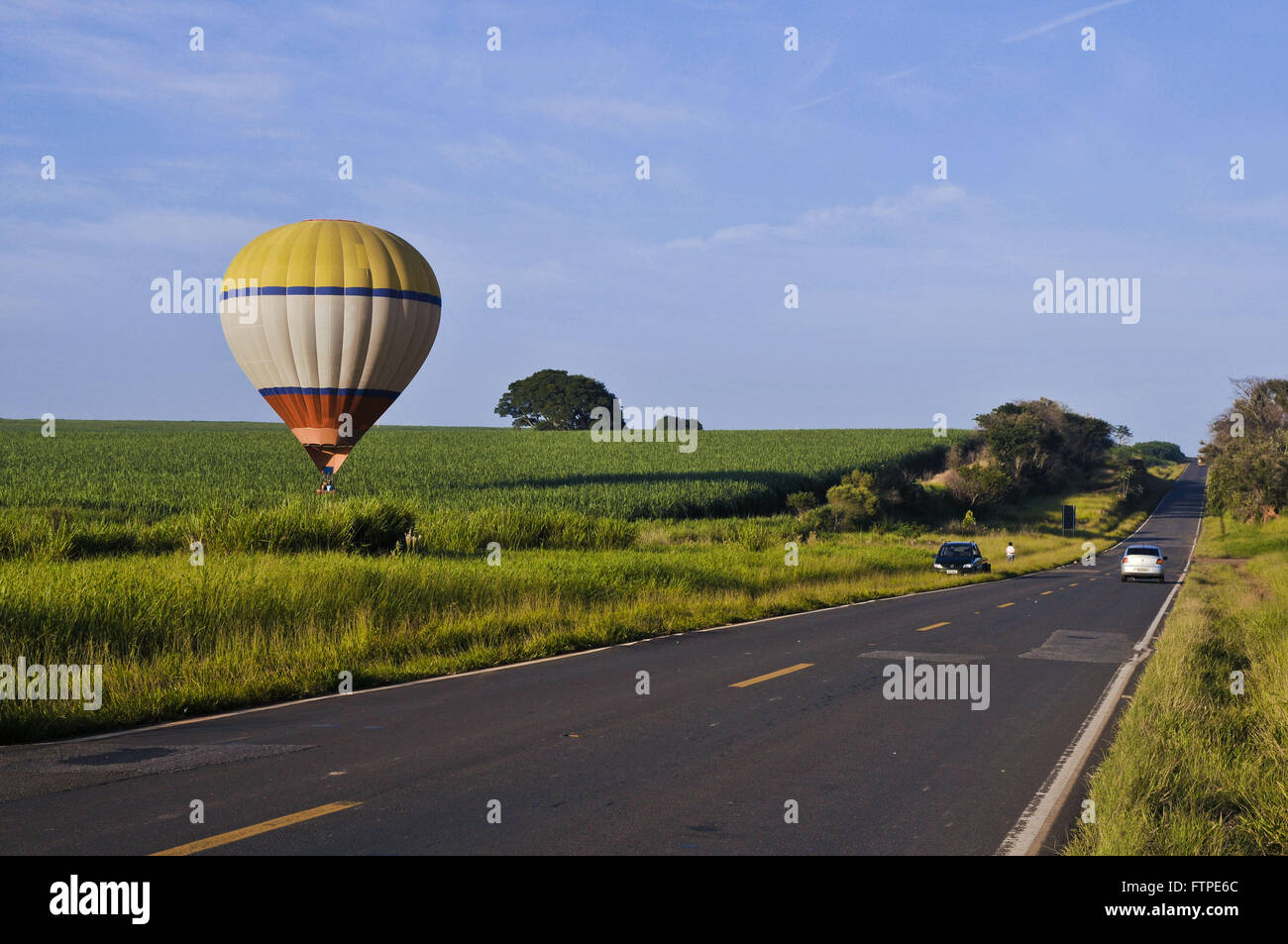 Practice of ballooning on the edge of Highway Antonio Romano Schin SP-127 Stock Photo