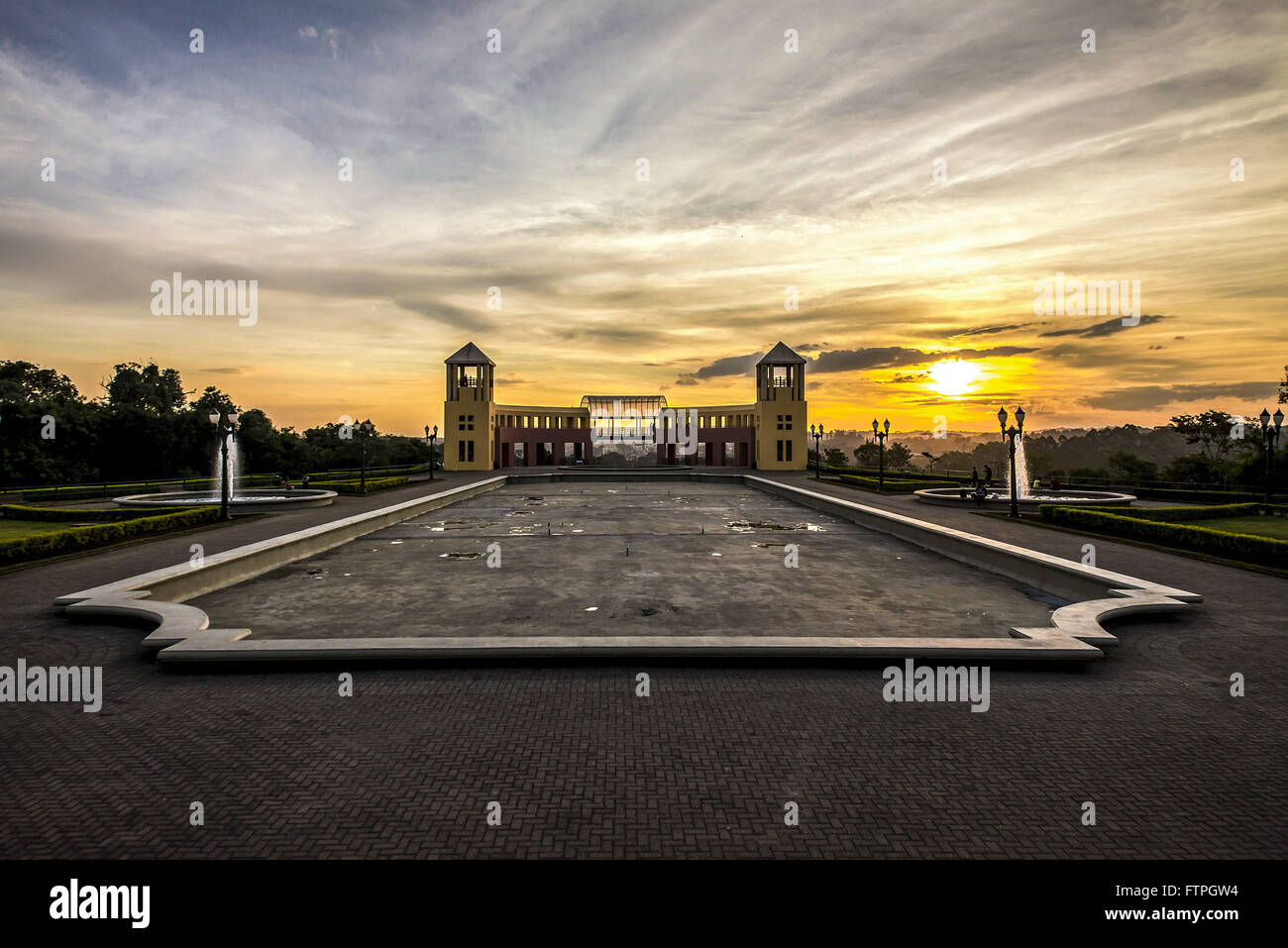 For sunsets in Tangua Park with lake dry fountain in the Garden Poty Lazarotto, neighborhood Pilarzinho Stock Photo