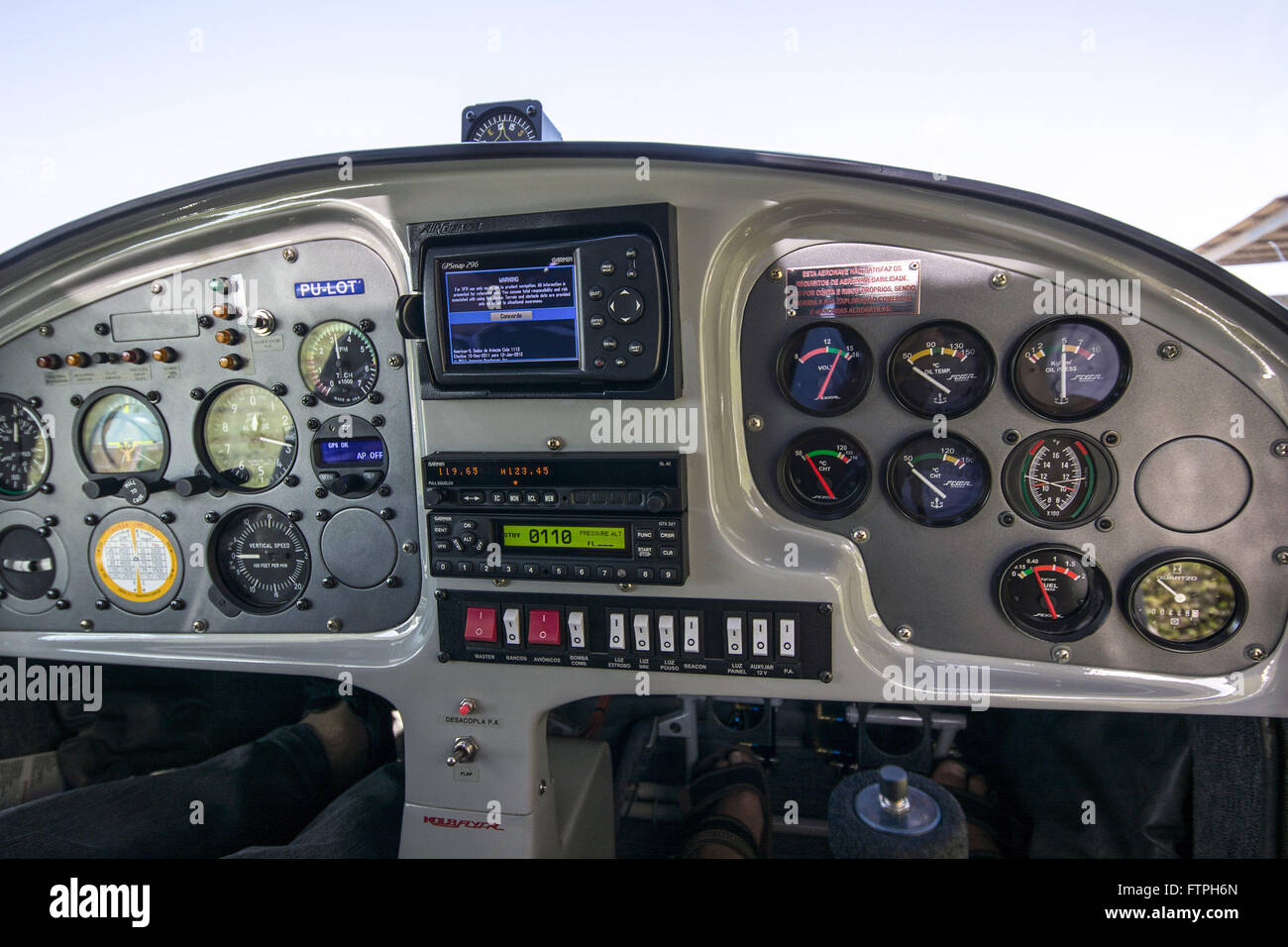 Twin engine airplane hi-res stock photography and images - Alamy