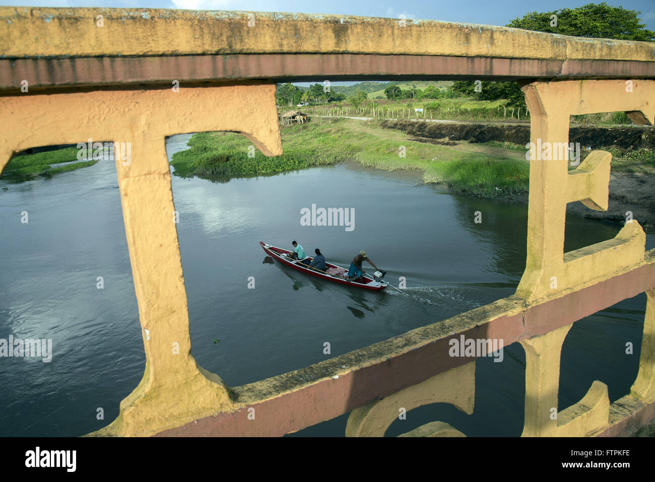 Canoa transportando pessoas no rio Camaragibe - vista pela Ponte Fernandes Lima Stock Photo