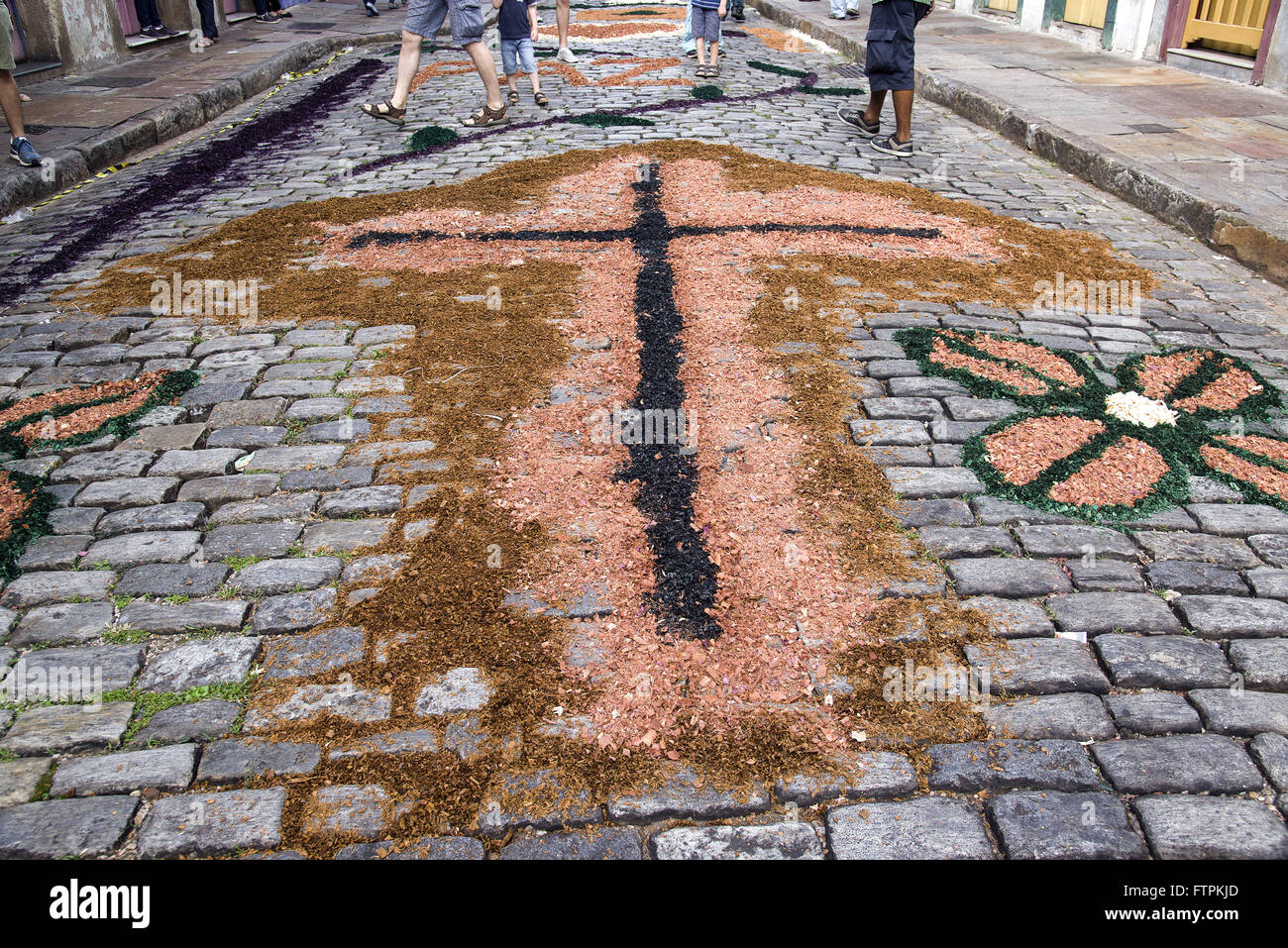 Tapete decorado na rua na forma de cruz com serragem colorida para  procissao da Pascoa Stock Photo - Alamy