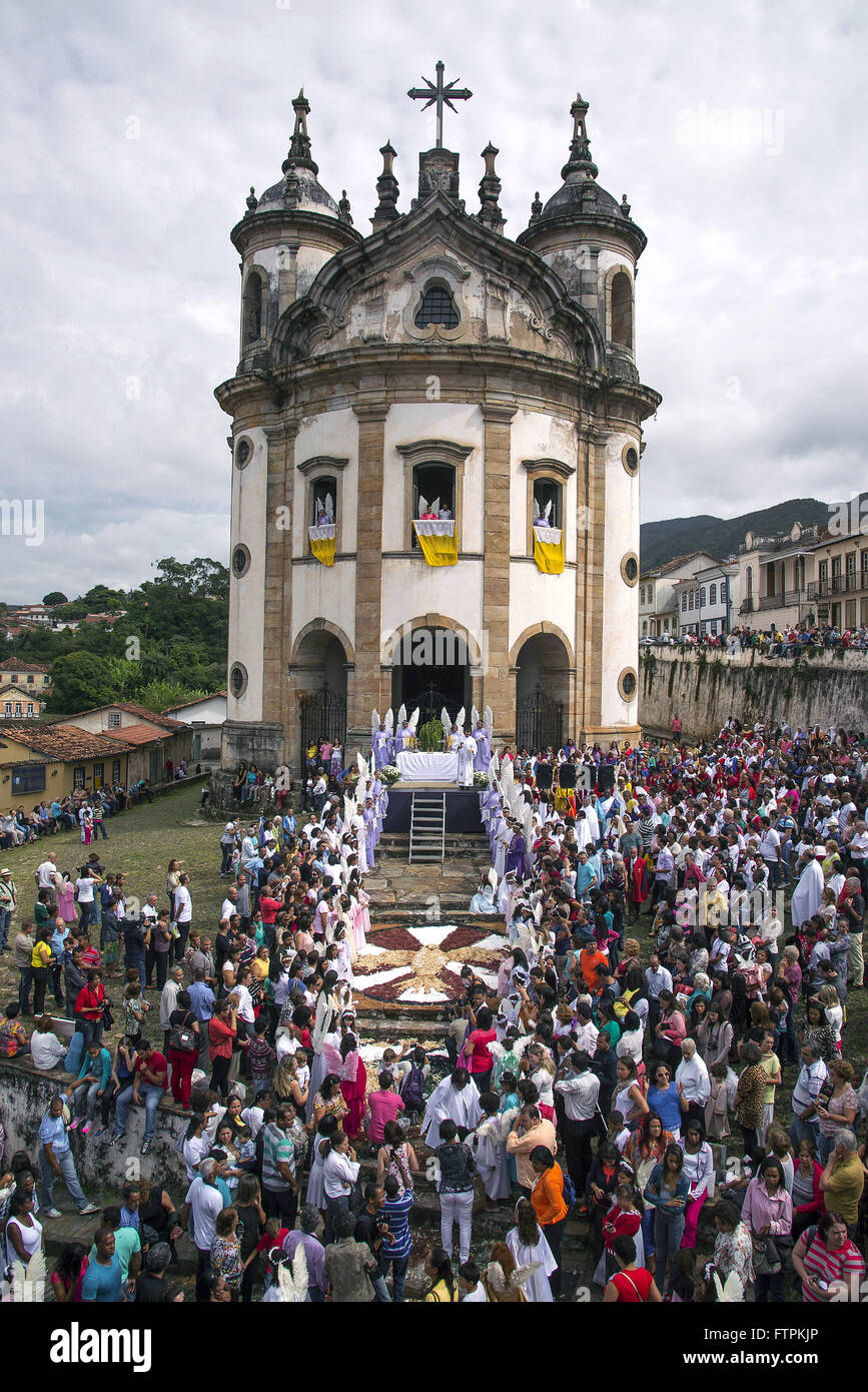 Pessoas assistindo missa da Pascoa em frente a Igreja de Nossa Senhora do Rosario Stock Photo