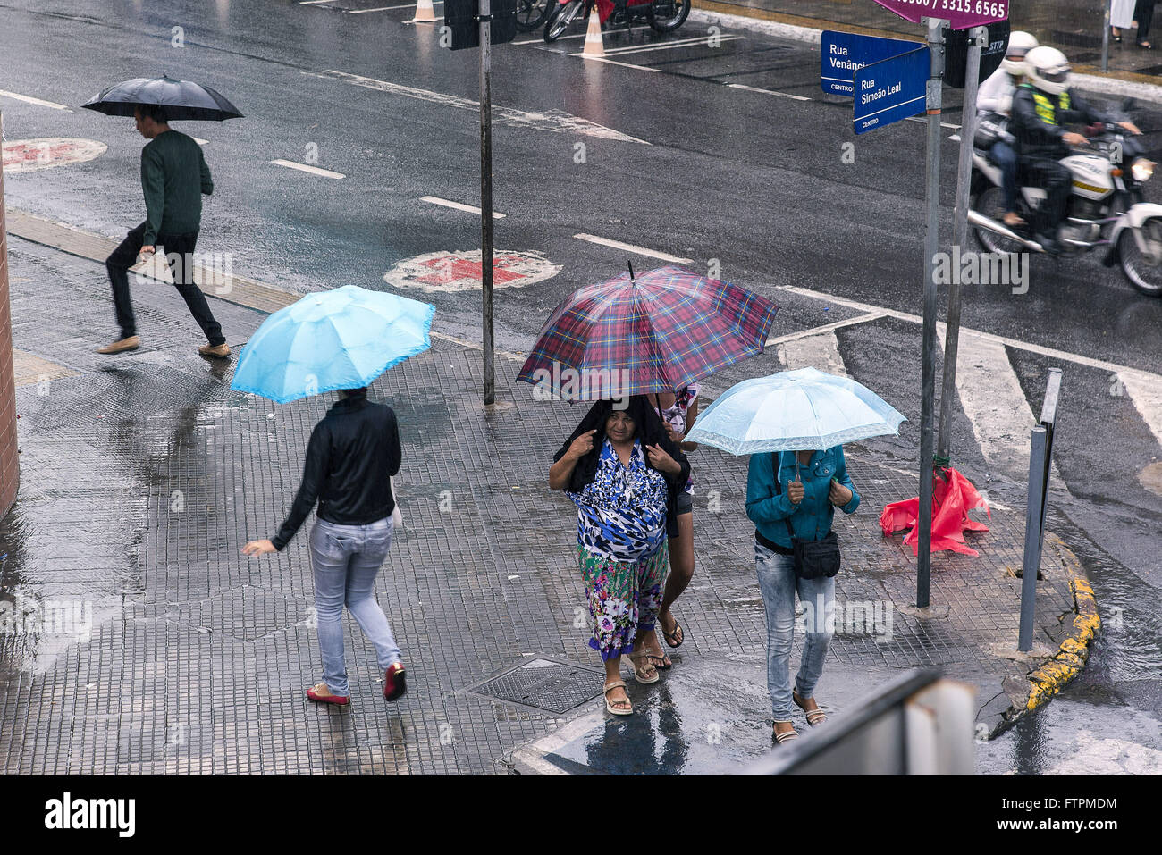 Pessoas se protegendo de chuva com guarda-chuva Stock Photo - Alamy