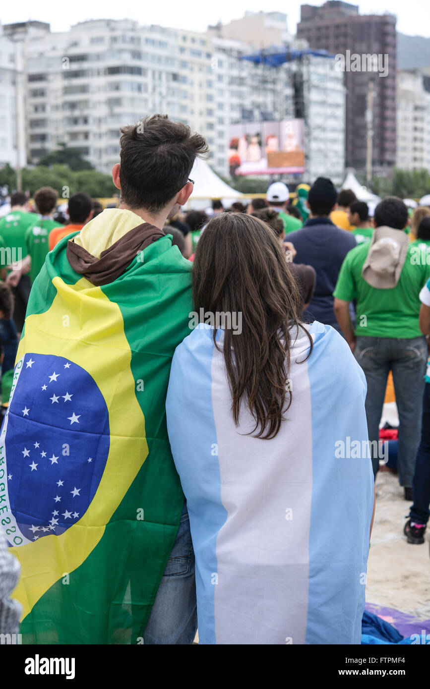 Couple with Brazilian and Argentine flags in the Mass Submission - World Youth Day Rio 2013 Stock Photo