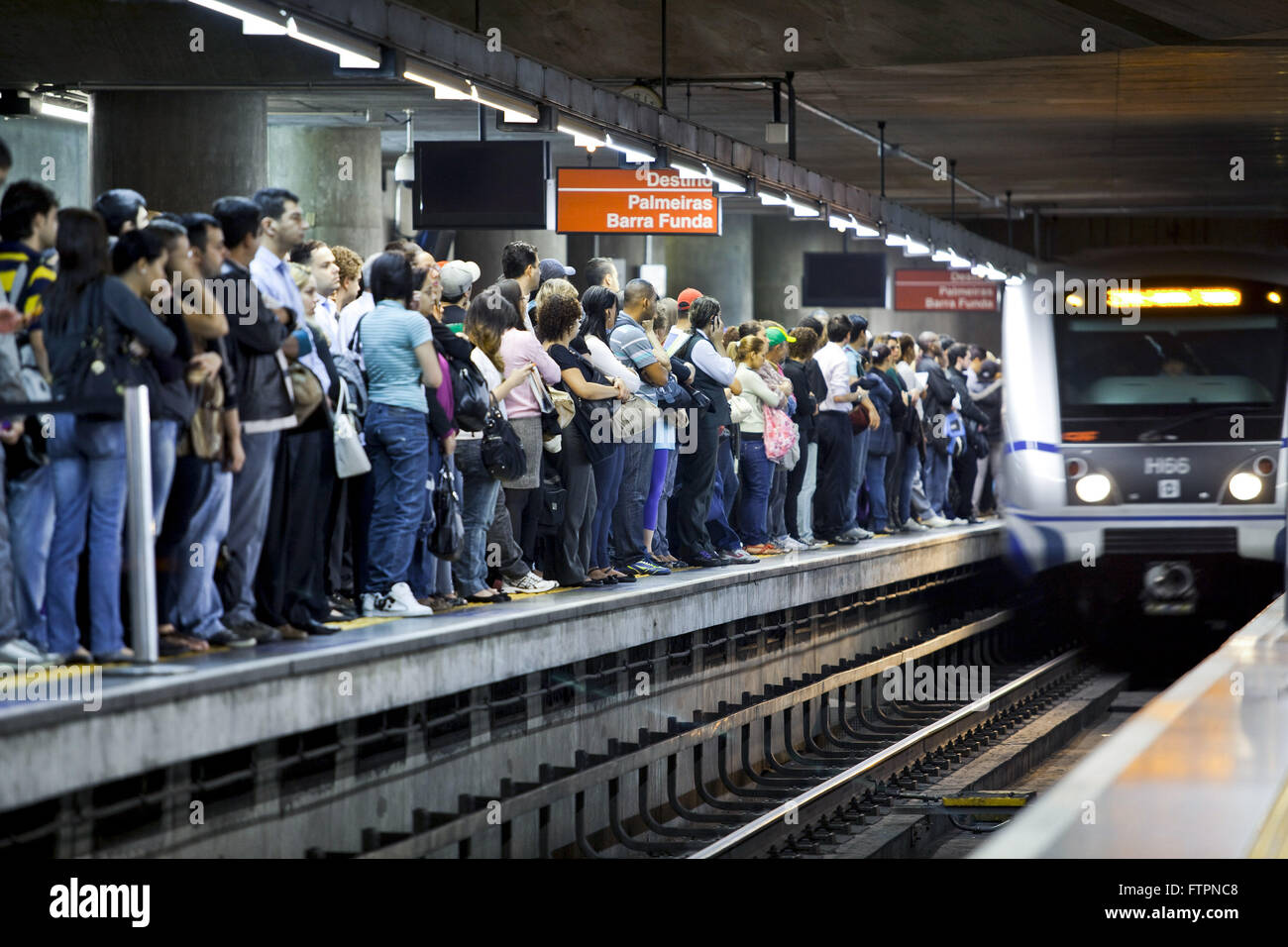 Passengers awaiting shipment If the railway Line 3 - Red metro Stock Photo