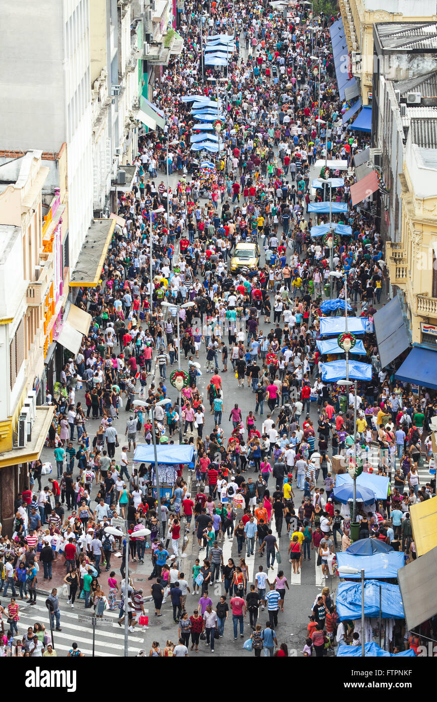 Top view of trade in the Rua 25 de Marco Christmas eve - center Stock Photo