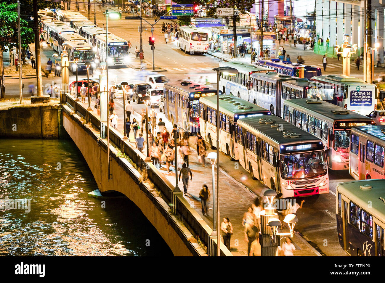 Night view of vehicular traffic and pedestrians on the bridge over the river Duarte Coelho Capibaribe Stock Photo