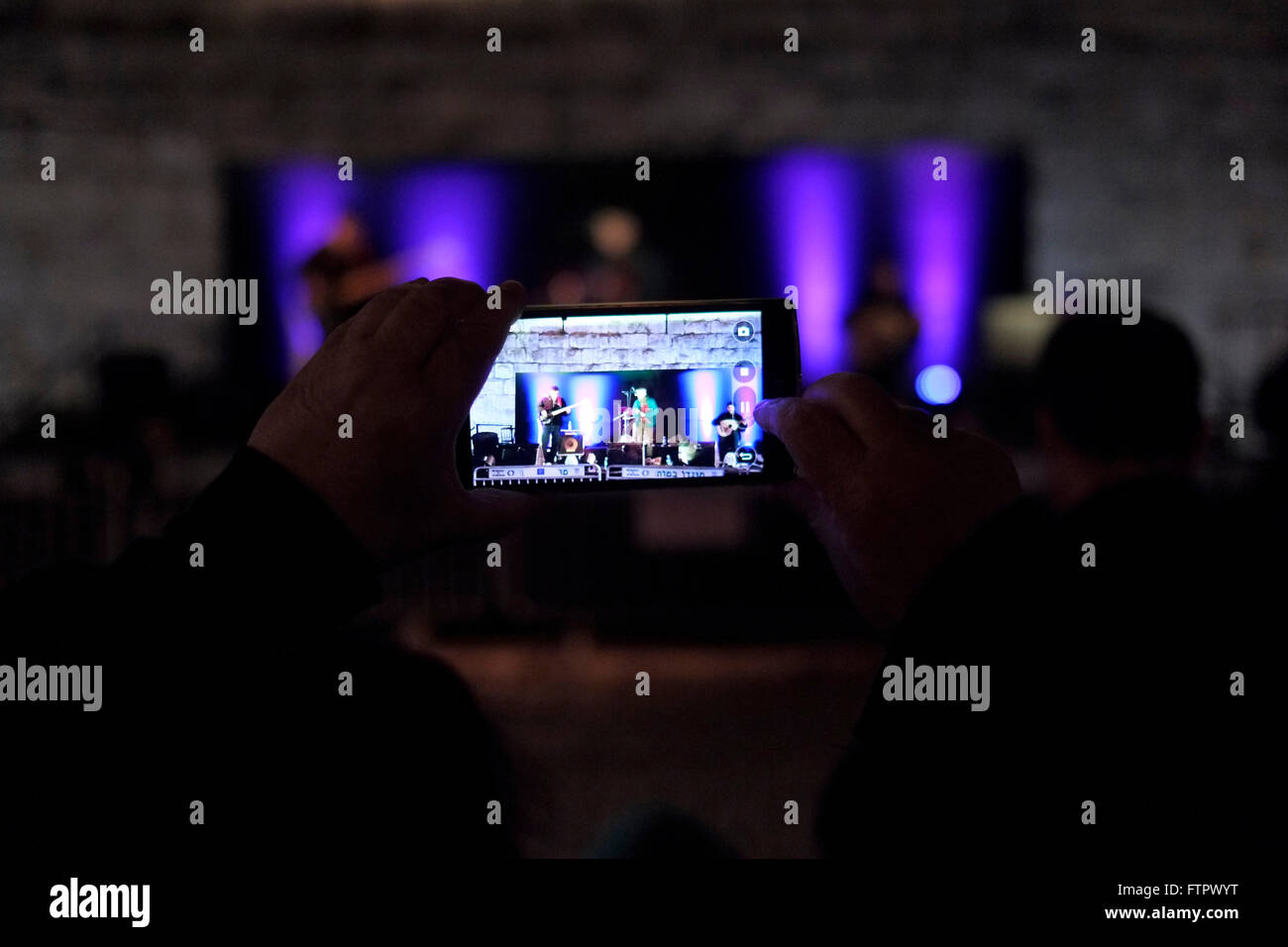 Snapping sounds hi-res stock photography and images - Alamy