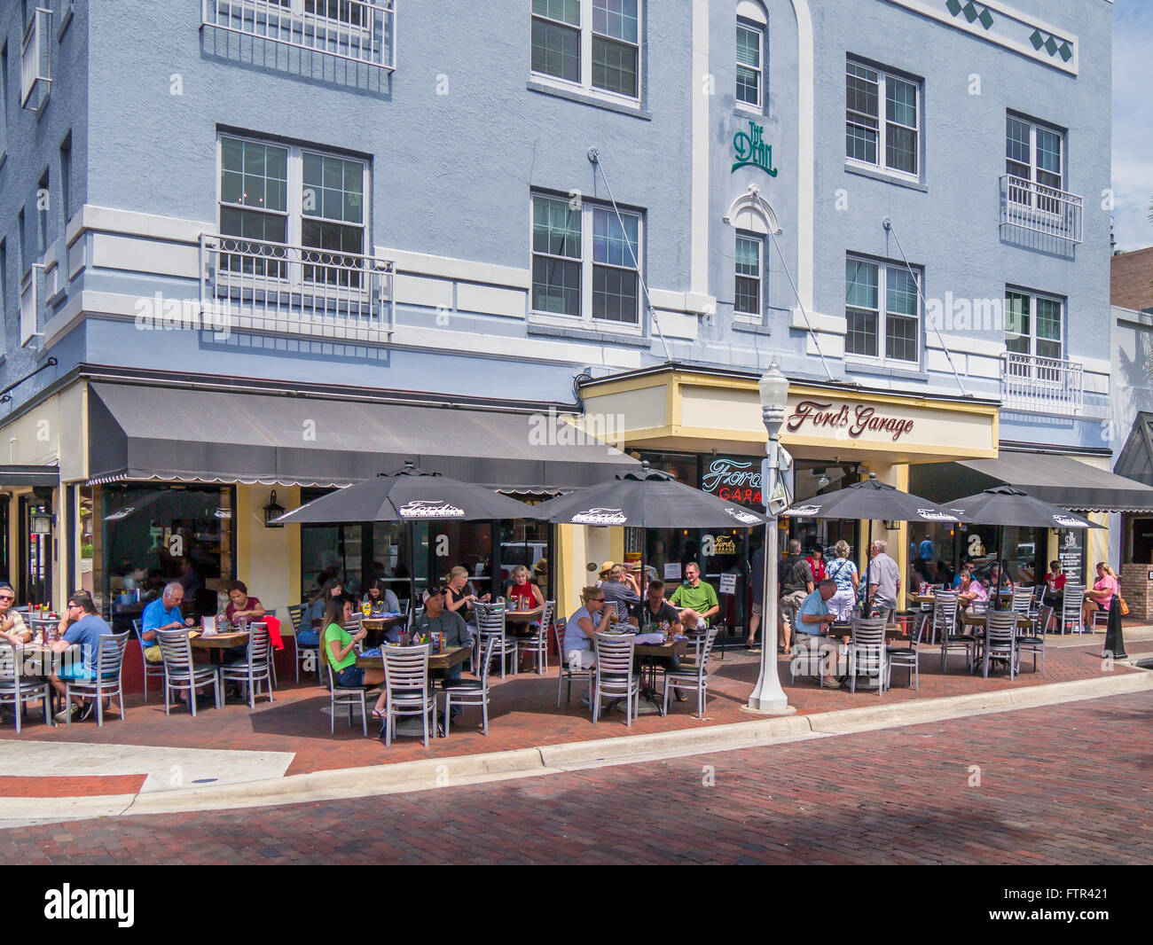 Outdoor dining at sidewalk cafe on First Street at Fords Garage Restaurant in downtown Fort Myers on the Gulf Coast of Florida Stock Photo