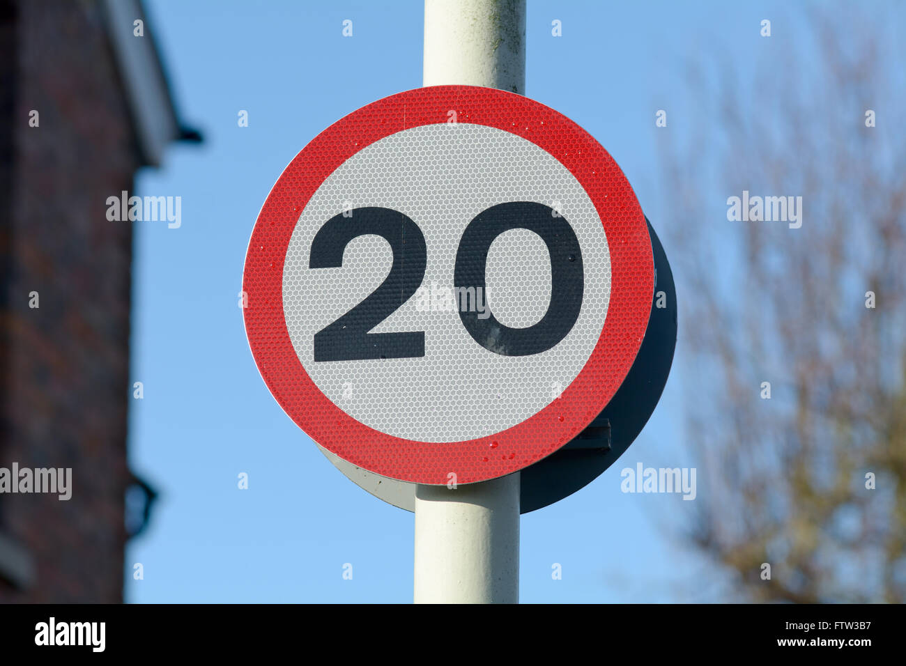 20 mph speed limit sign in residential area Stock Photo Alamy
