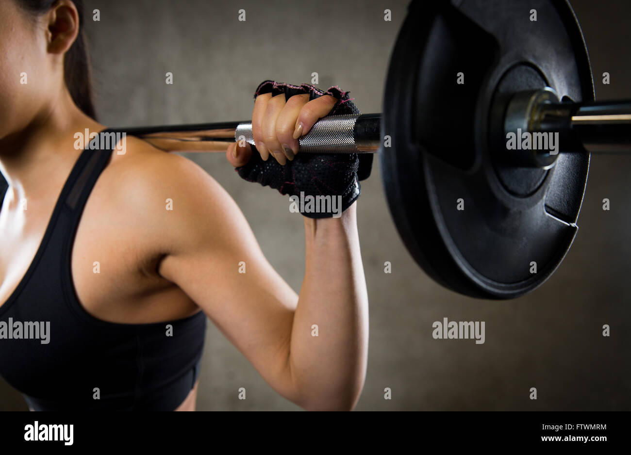Close up of woman back with flexing her muscles in sweat on skin after  workout. Female bodybuilder with perfect biceps Stock Photo - Alamy