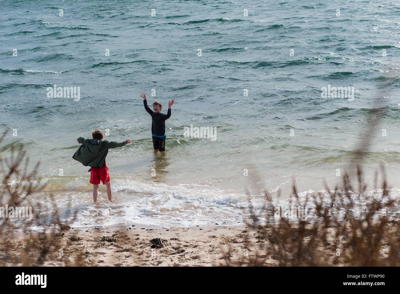Children play playing sea splashing hi-res stock photography and images ...