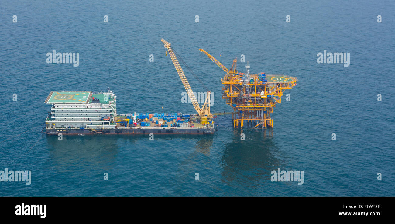 Offshore oil rig hi-res stock photography and images - Alamy