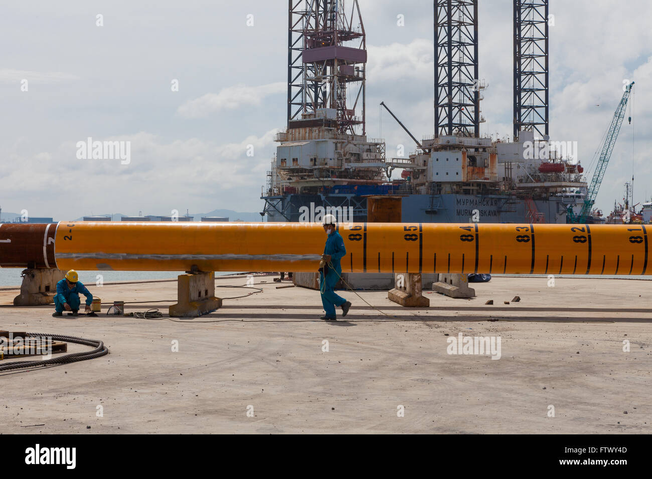 Men working in front of a rig pile Stock Photo