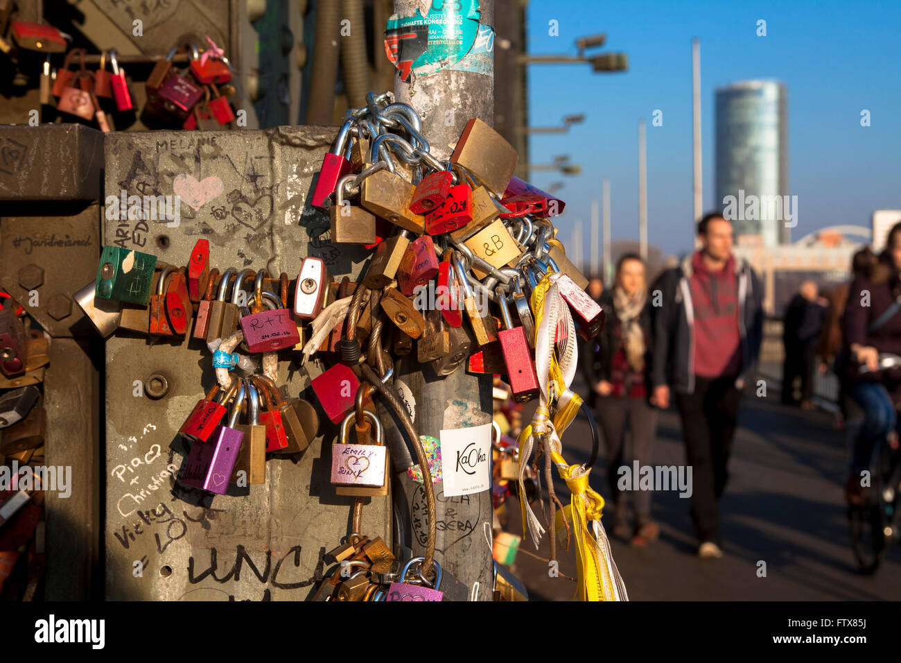 Europe, Germany, Cologne, padlocks on fence of footpath of the Hohenzollern railway bridge. Young couples seal their love with e Stock Photo