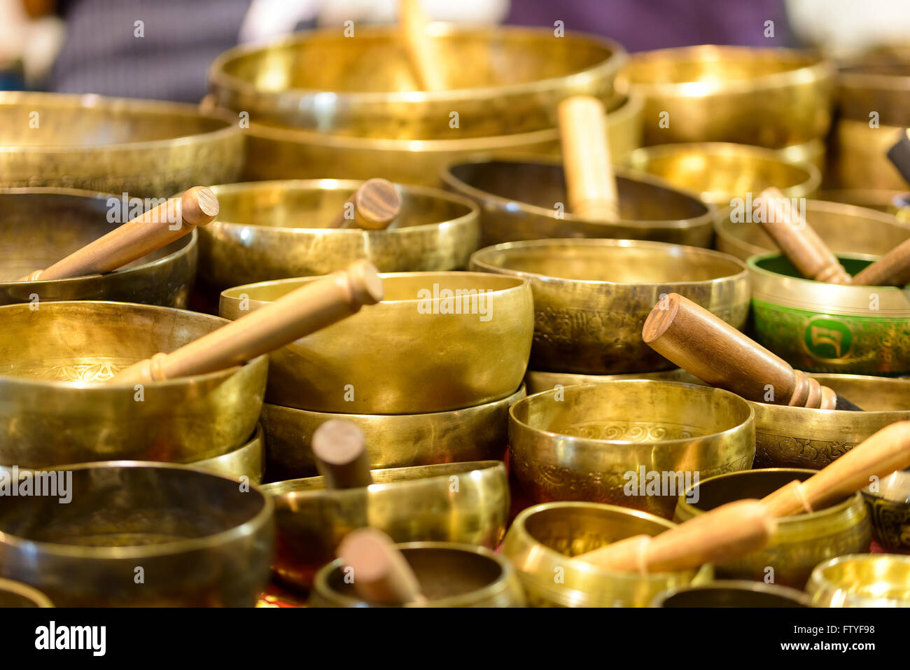 tibetan singing bowls of various sizes in a market Stock Photo Alamy