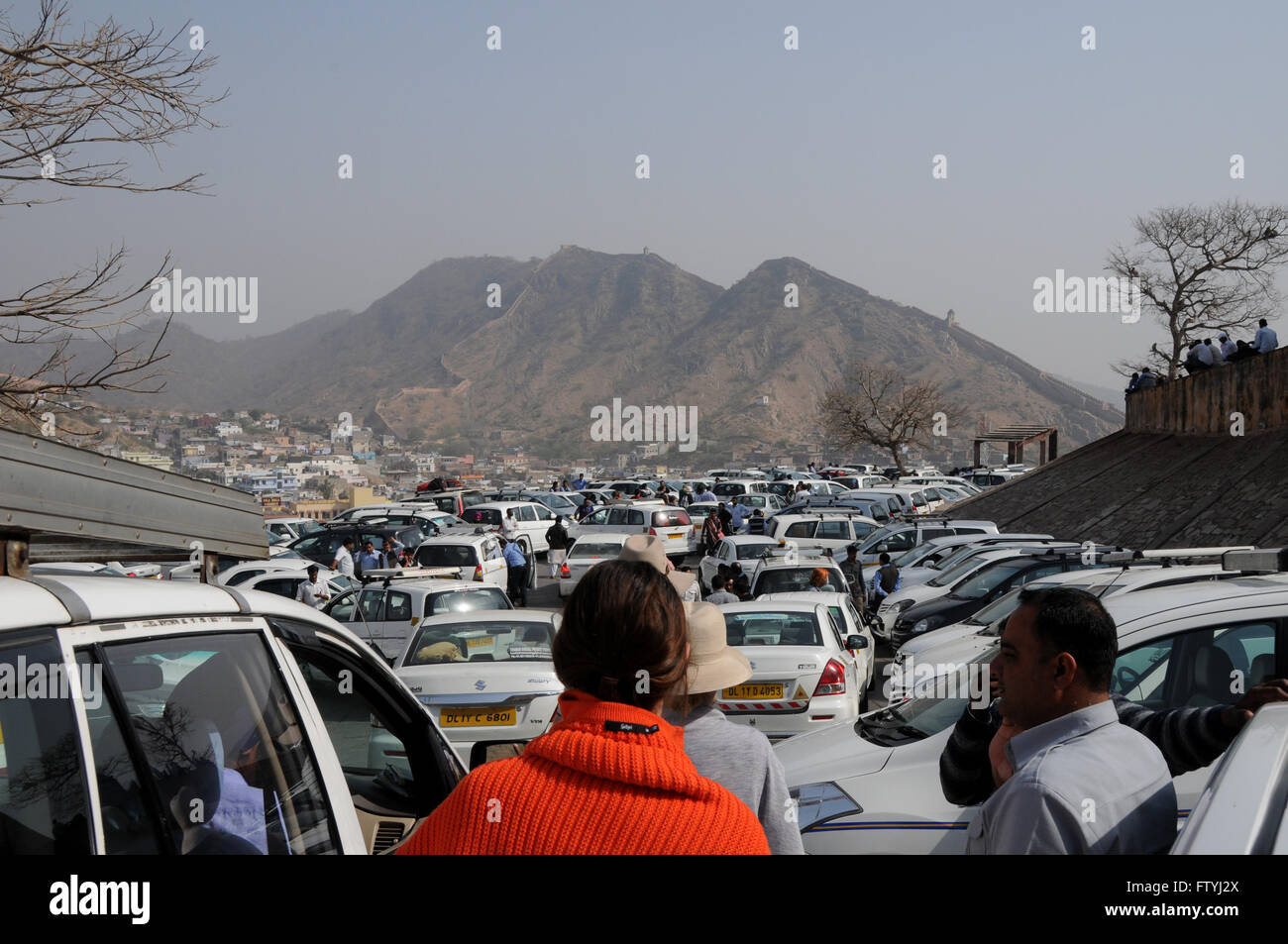 Crowds of tourist cars and taxis at the foot of the Amber Fort in the North Indian state capital of Jaipur. Stock Photo