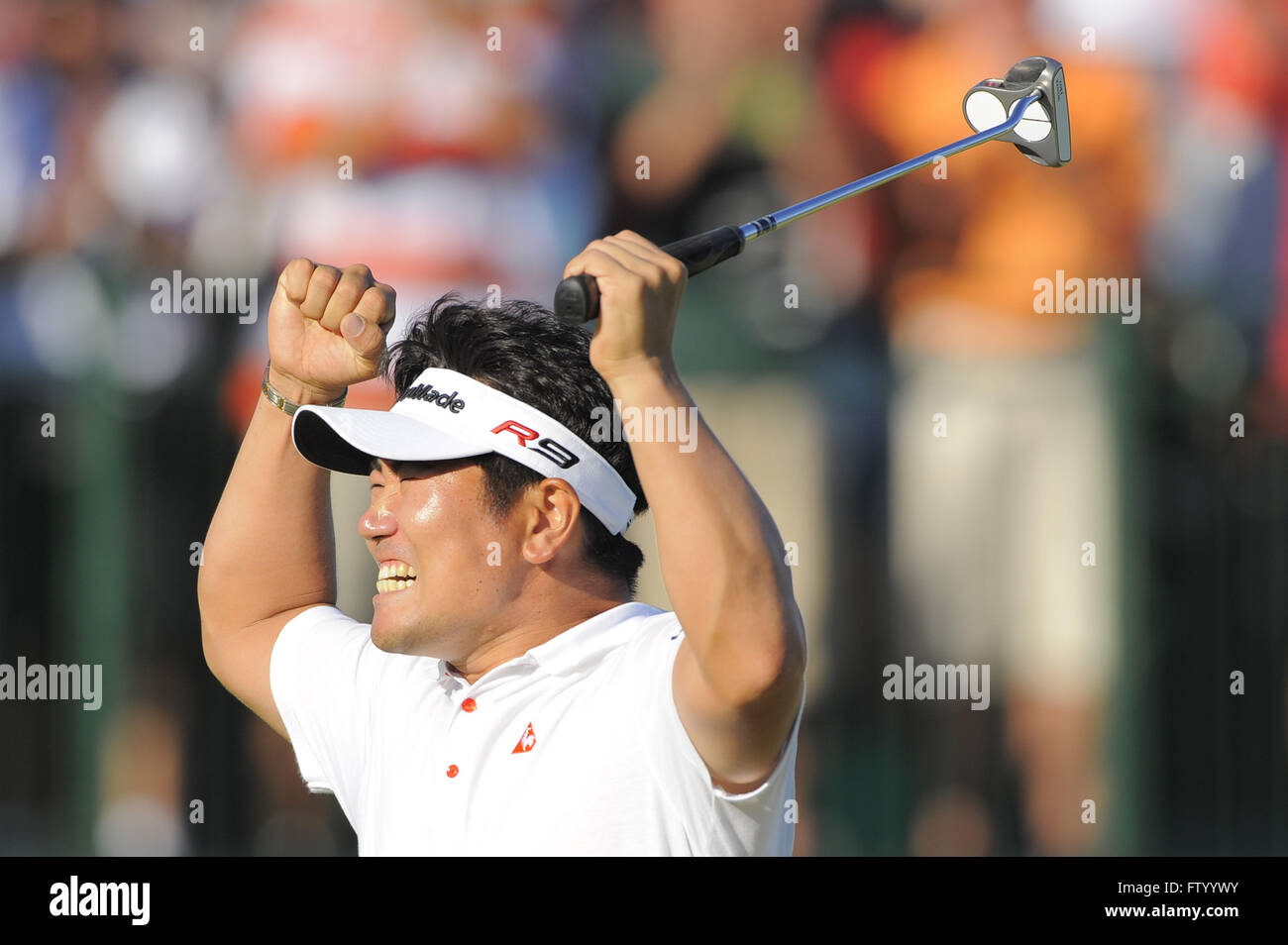 Chaska, MN, UNITED STATES. 16th Aug, 2009. Y.E. Yang of Korea, left, celebrates after making a birdie putt on the 18th green to win the 2009 PGA Championship as Tiger Woods (USA), right, looks down at his ball at Hazeltine National Golf Club on Aug 16, 2009 in Chaska, MN.ZUMA Press/Scott A. Miller © Scott A. Miller/ZUMA Wire/Alamy Live News Stock Photo